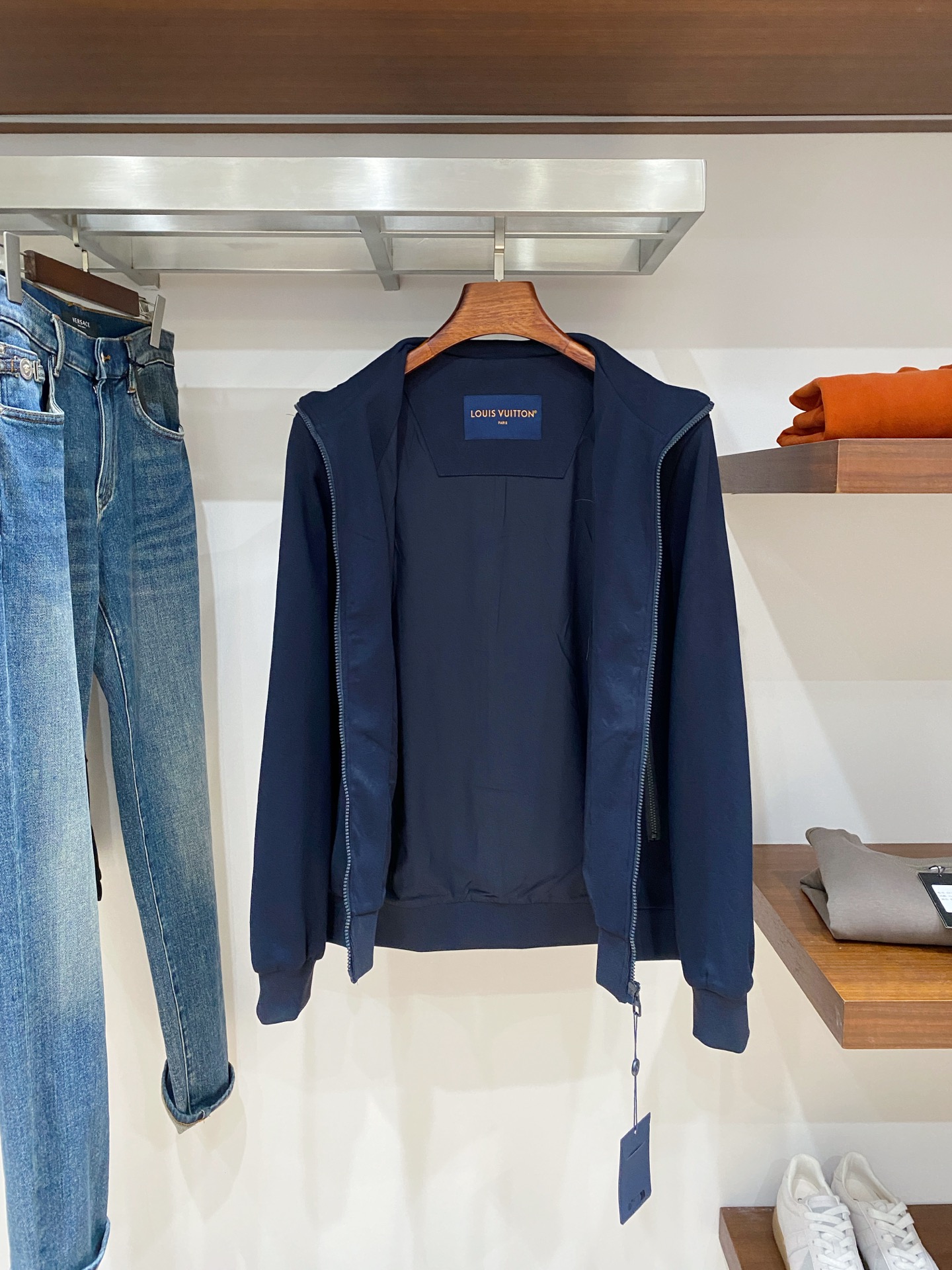路易威登、2025新品卫衣外套，时尚帅气，简约百搭款，胸前精致刺绣字母logo，定制原版面料，不仅挺括，