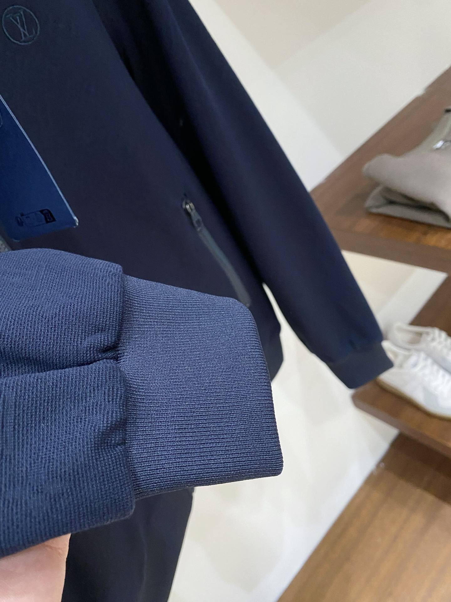 路易威登、2025新品卫衣外套，时尚帅气，简约百搭款，胸前精致刺绣字母logo，定制原版面料，不仅挺括，