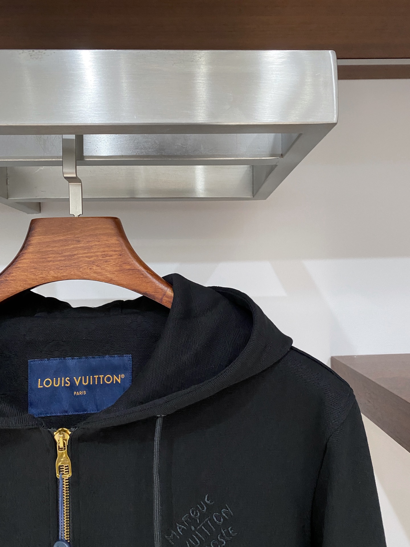 路易威登、2025新品卫衣外套，时尚帅气，简约百搭款，胸前精致刺绣字母logo，定制原版面料，不仅挺括，