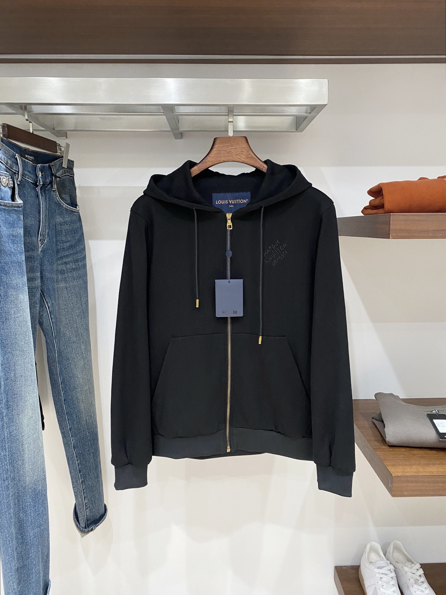 路易威登、2025新品卫衣外套，时尚帅气，简约百搭款，胸前精致刺绣字母logo，定制原版面料，不仅挺括，