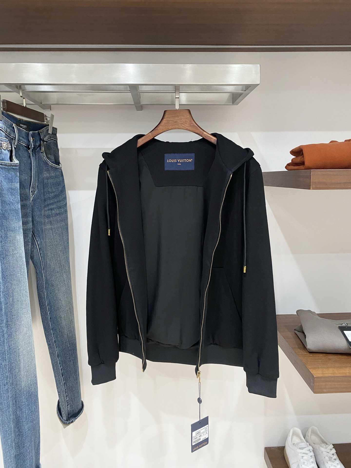 路易威登、2025新品卫衣外套，时尚帅气，简约百搭款，胸前精致刺绣字母logo，定制原版面料，不仅挺括，