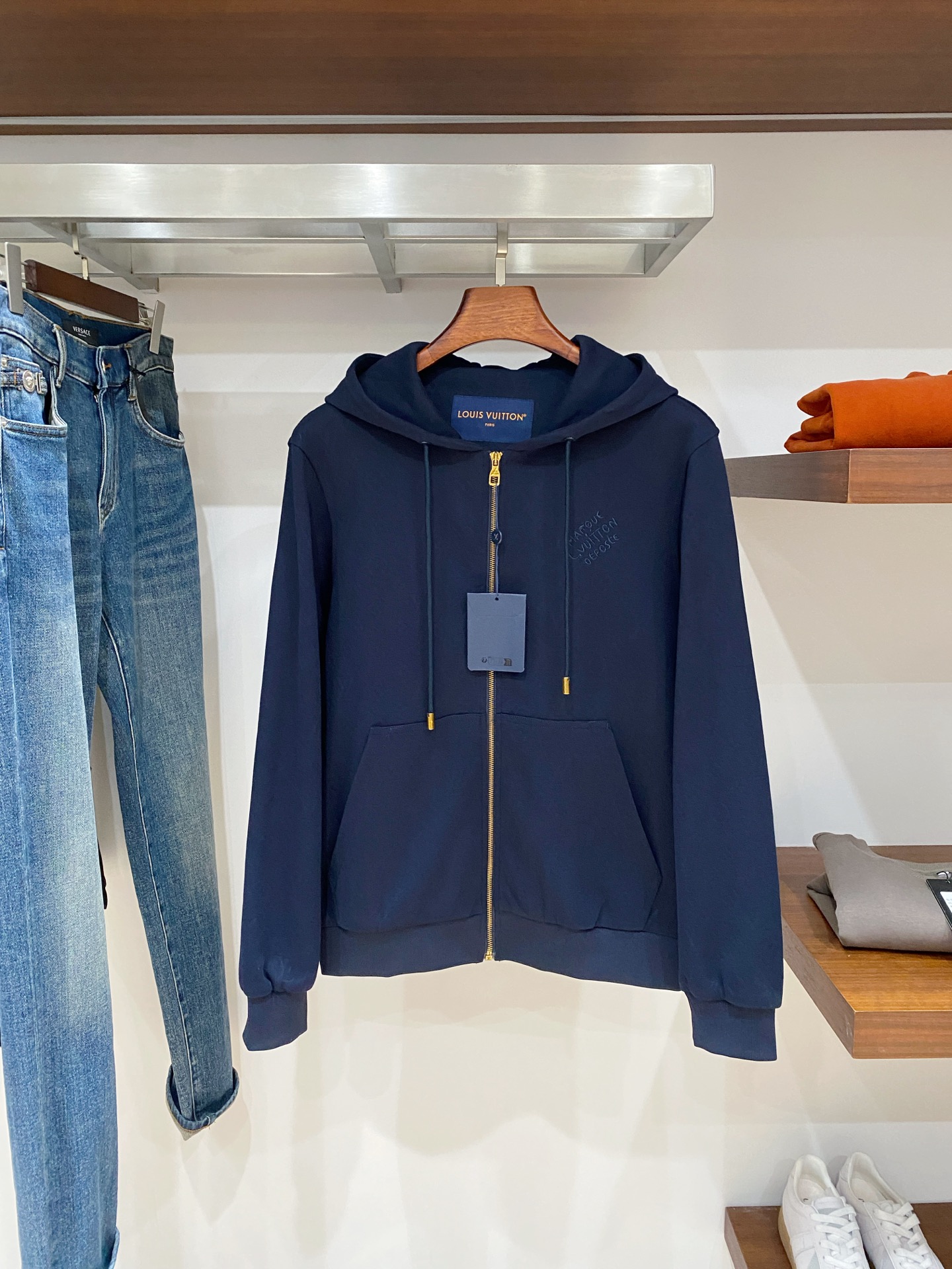 路易威登、2025新品卫衣外套，时尚帅气，简约百搭款，胸前精致刺绣字母logo，定制原版面料，不仅挺括，