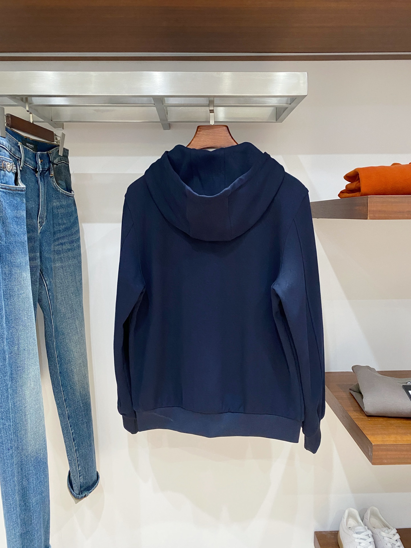 路易威登、2025新品卫衣外套，时尚帅气，简约百搭款，胸前精致刺绣字母logo，定制原版面料，不仅挺括，