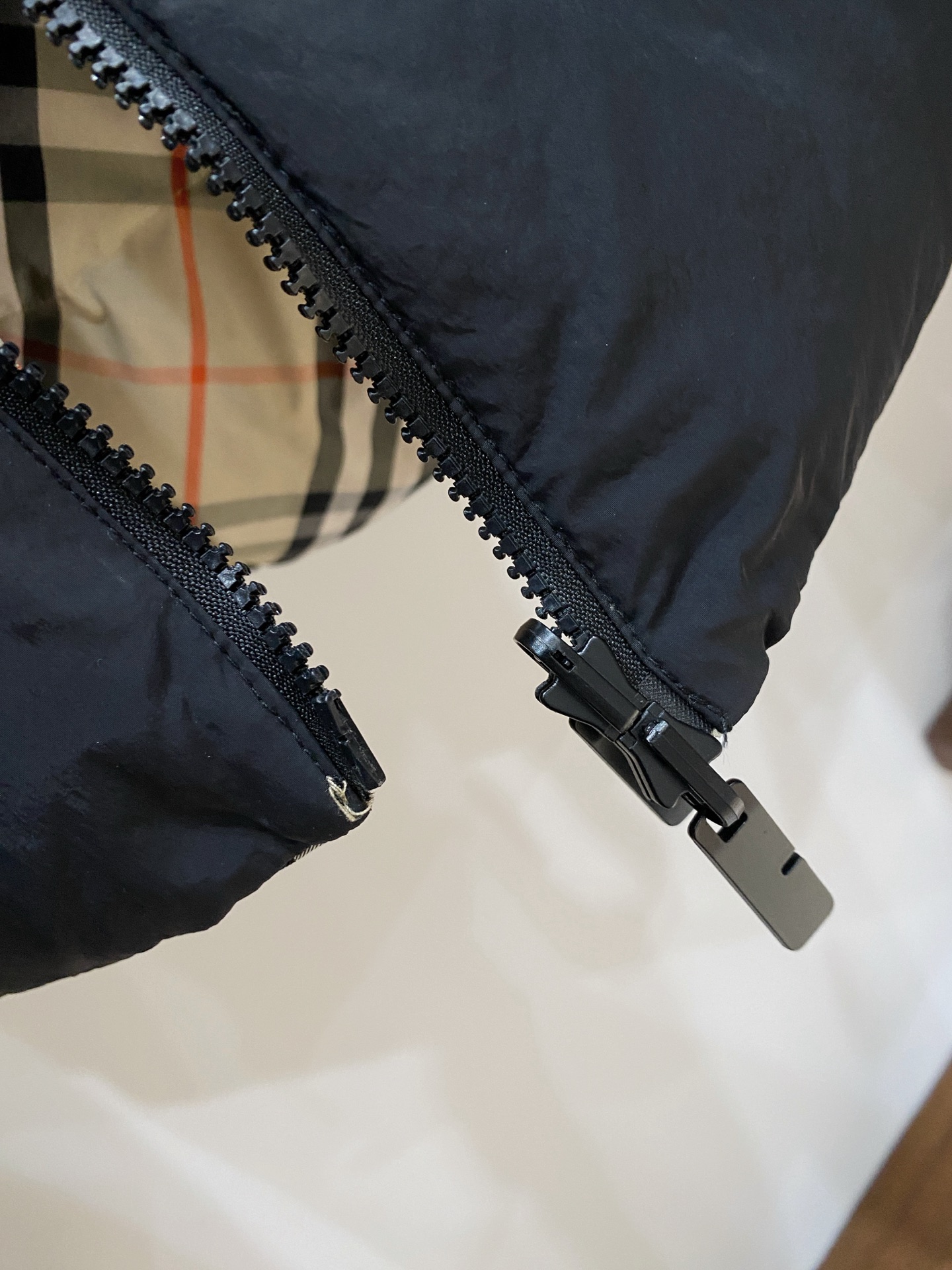 巴宝莉、2025最新款双面穿男士轻薄羽绒服、面料柔软舒适 ．上身版型超赞 ．拉链．辅料都是客供 、进口面