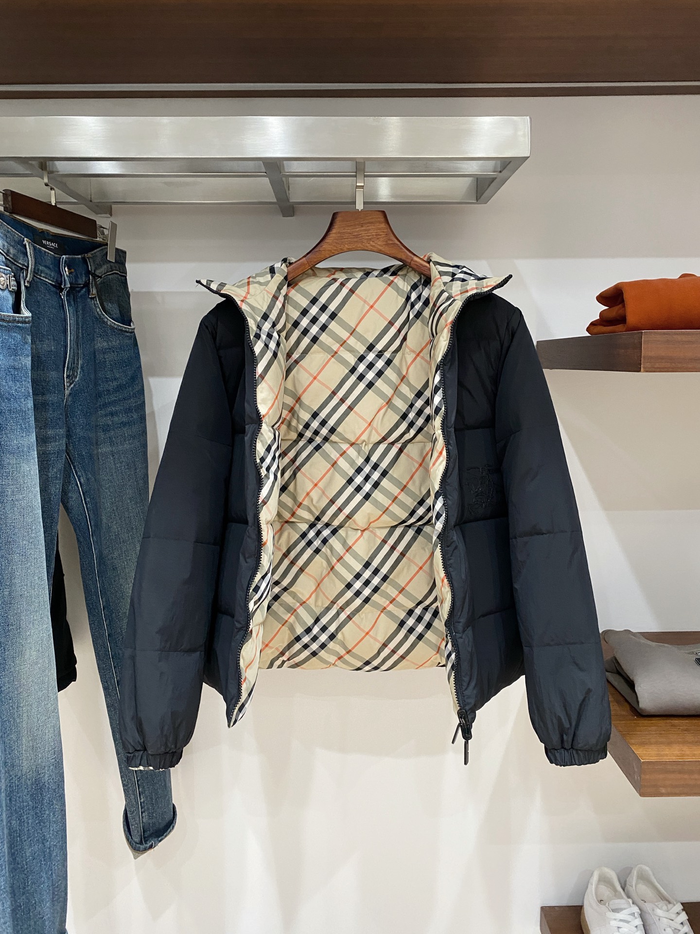 巴宝莉、2025最新款双面穿男士轻薄羽绒服、面料柔软舒适 ．上身版型超赞 ．拉链．辅料都是客供 、进口面