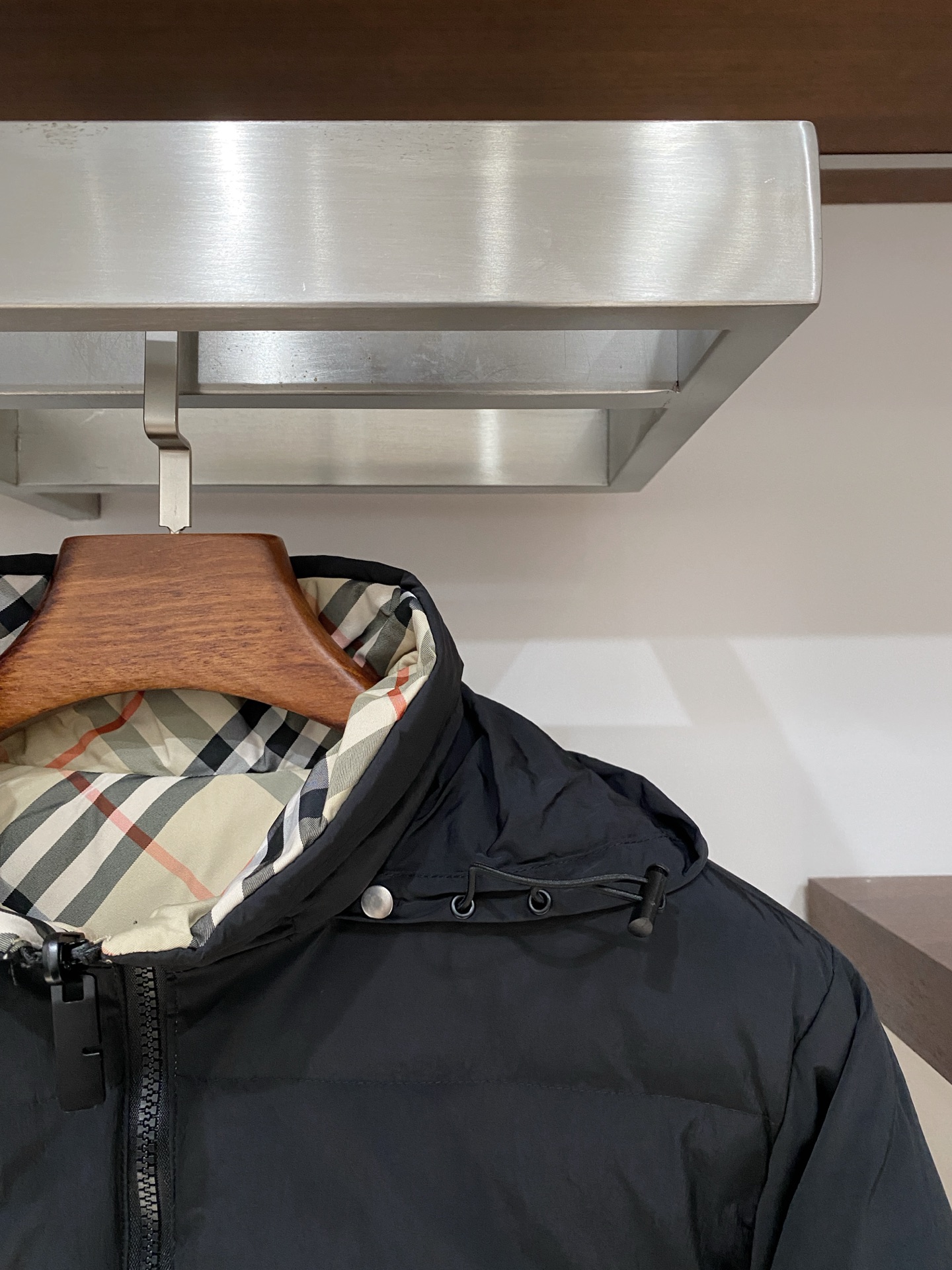 巴宝莉、2025最新款双面穿男士轻薄羽绒服、面料柔软舒适 ．上身版型超赞 ．拉链．辅料都是客供 、进口面