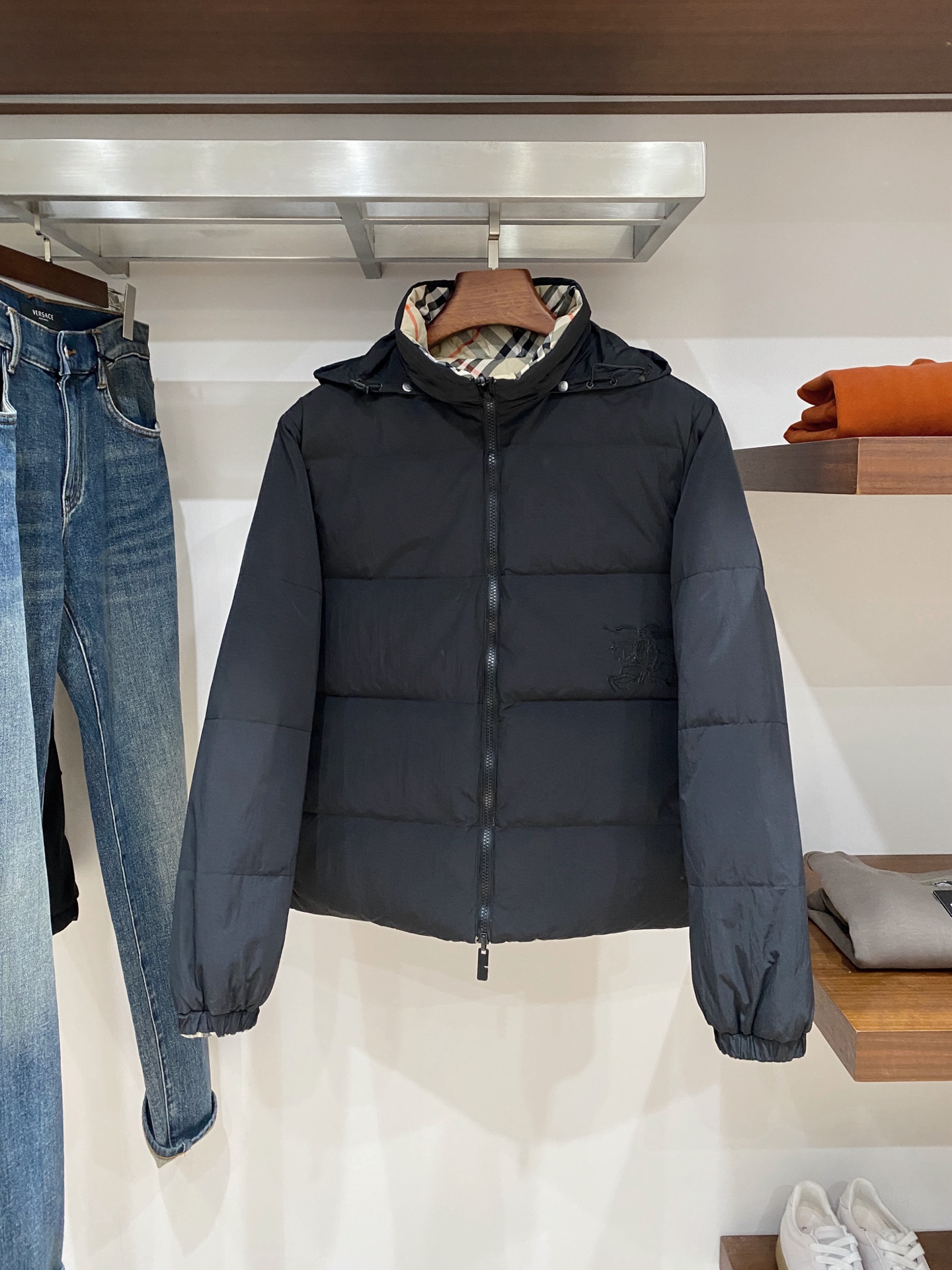 巴宝莉、2025最新款双面穿男士轻薄羽绒服、面料柔软舒适 ．上身版型超赞 ．拉链．辅料都是客供 、进口面