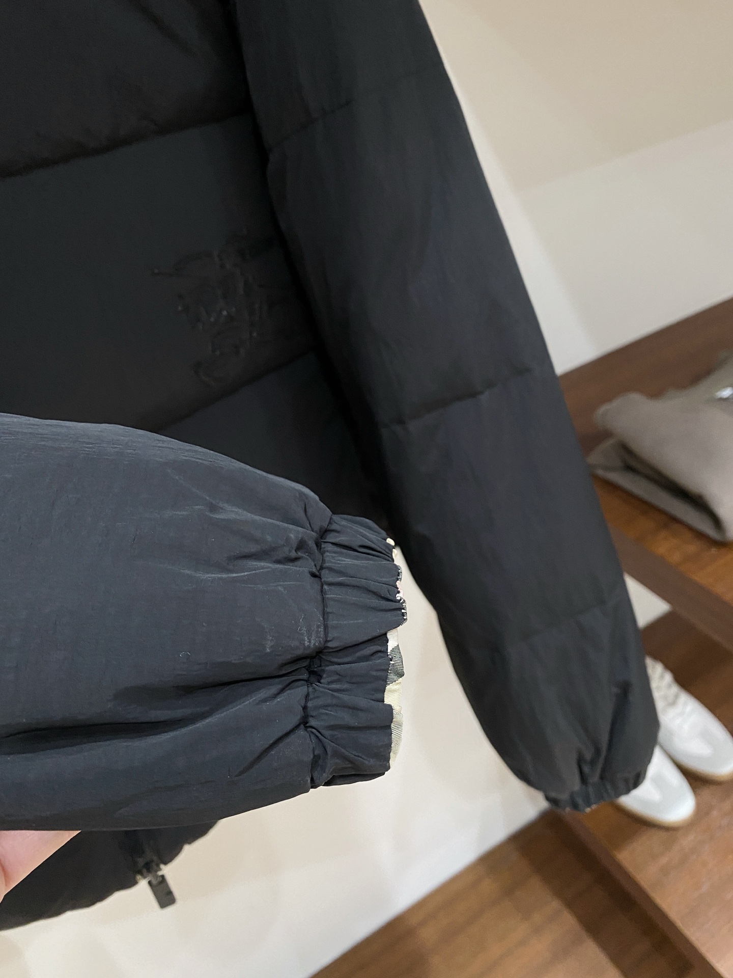 巴宝莉、2025最新款双面穿男士轻薄羽绒服、面料柔软舒适 ．上身版型超赞 ．拉链．辅料都是客供 、进口面