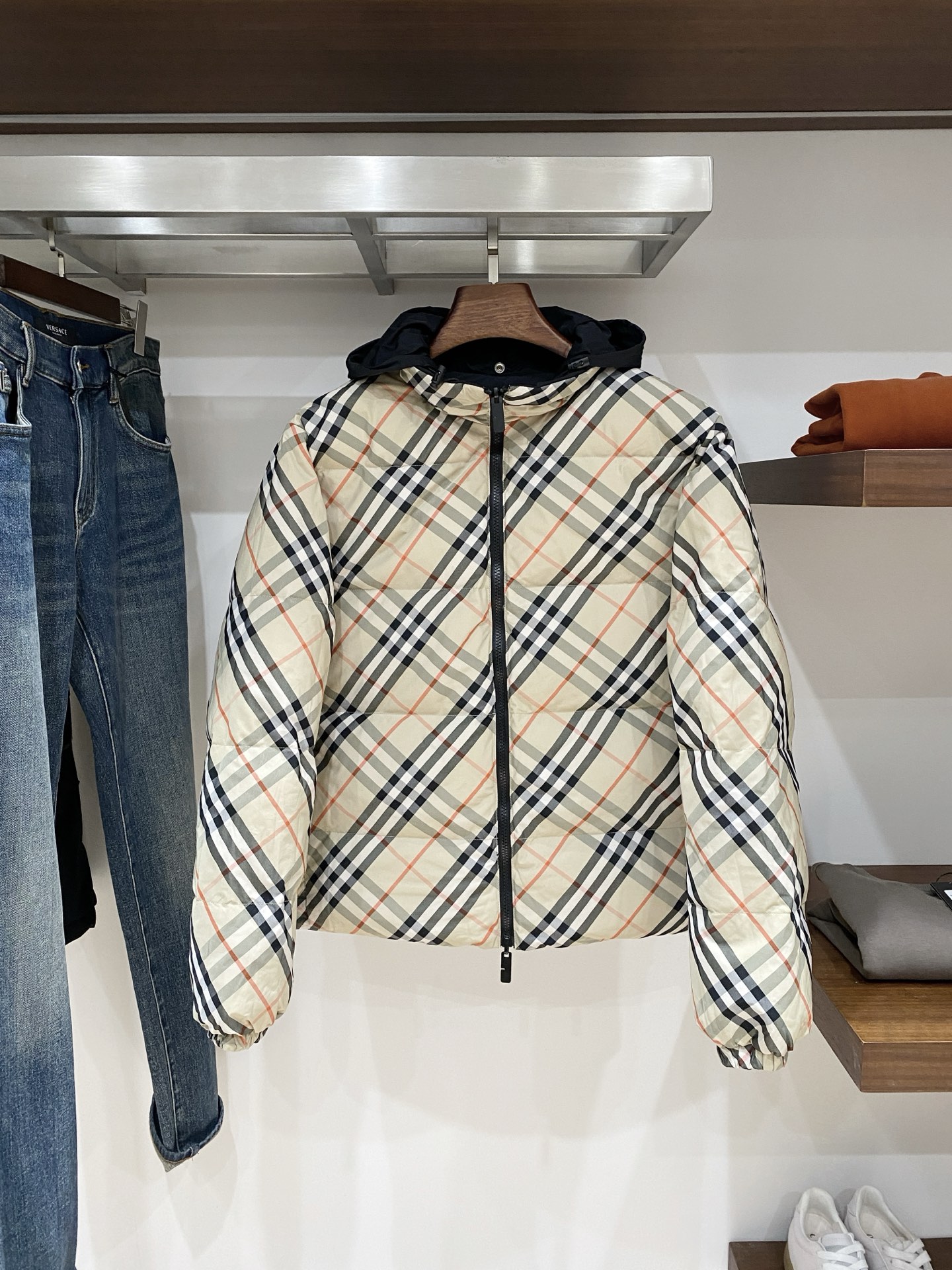 巴宝莉、2025最新款双面穿男士轻薄羽绒服、面料柔软舒适 ．上身版型超赞 ．拉链．辅料都是客供 、进口面