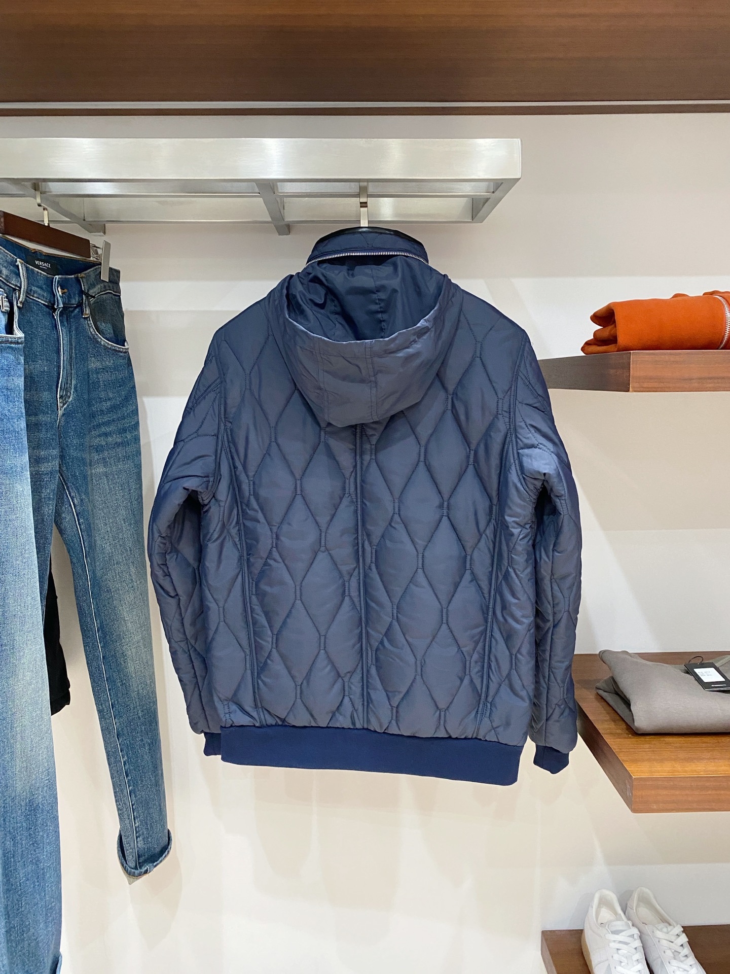 巴宝莉、2025最新款男士轻薄棉服、面料柔软舒适 ．上身版型超赞 ．拉链．辅料都是客供 、进口面料，轻便