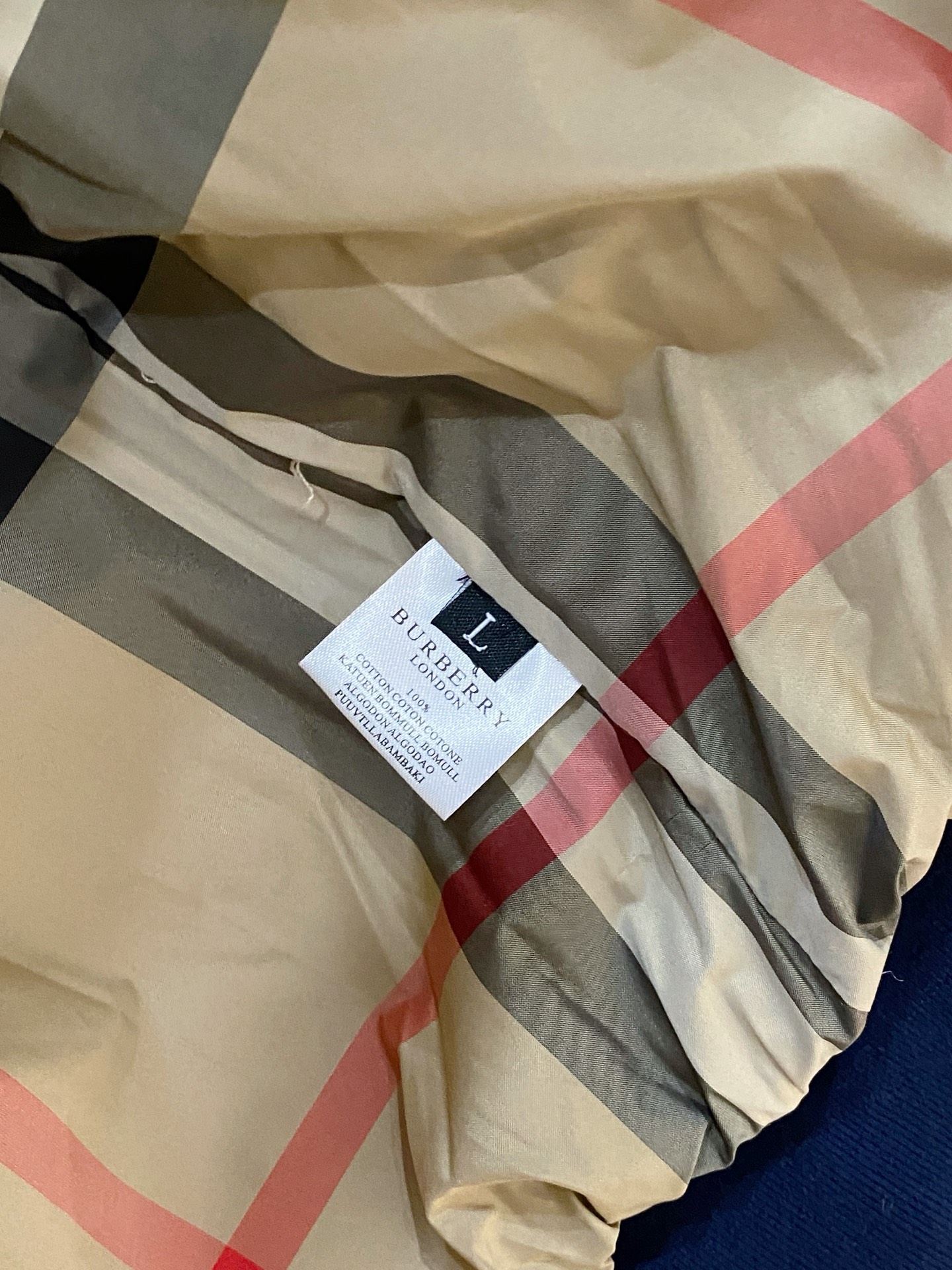 巴宝莉、2025最新款男士轻薄棉服、面料柔软舒适 ．上身版型超赞 ．拉链．辅料都是客供 、进口面料，轻便