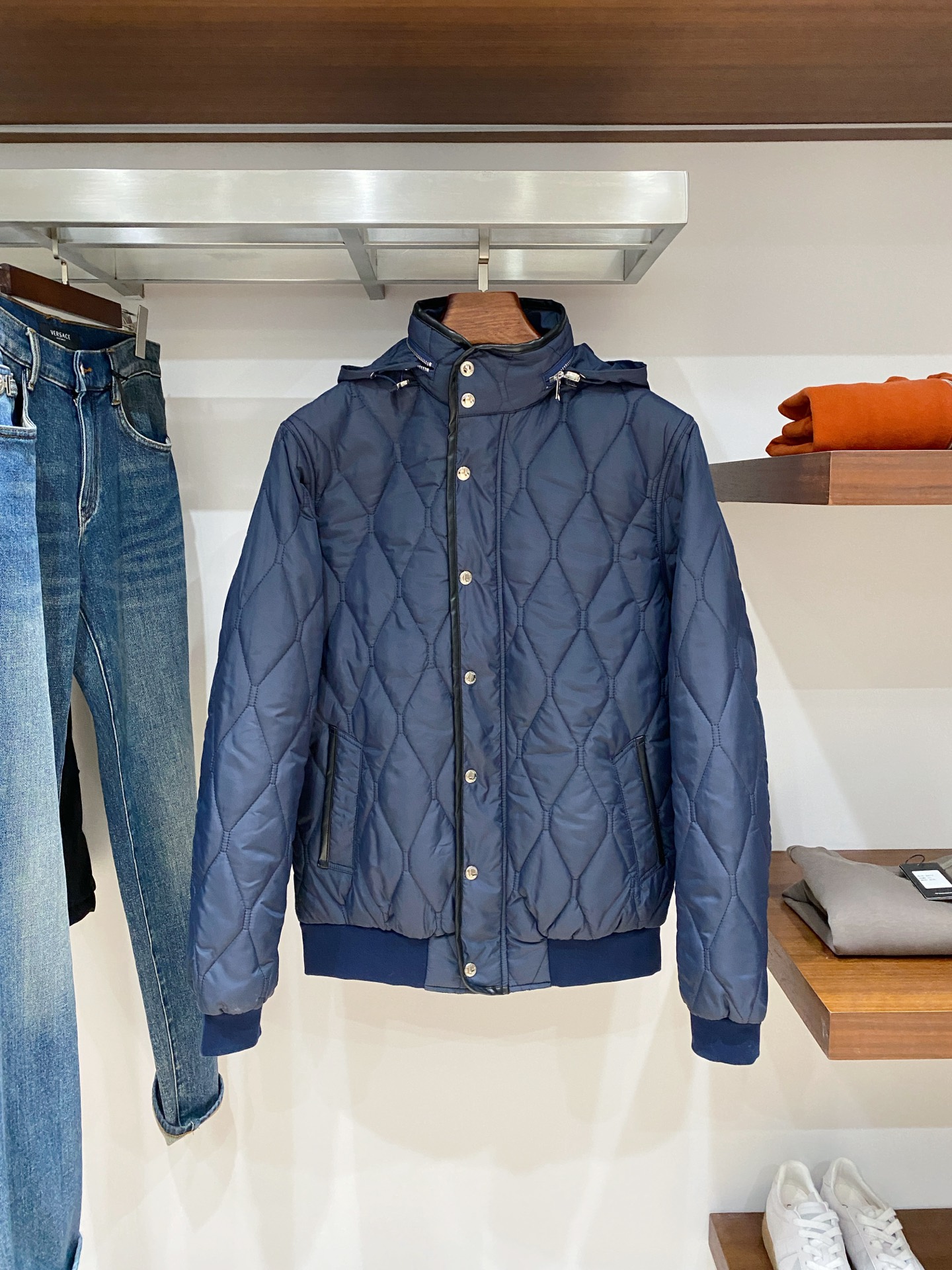 巴宝莉、2025最新款男士轻薄棉服、面料柔软舒适 ．上身版型超赞 ．拉链．辅料都是客供 、进口面料，轻便