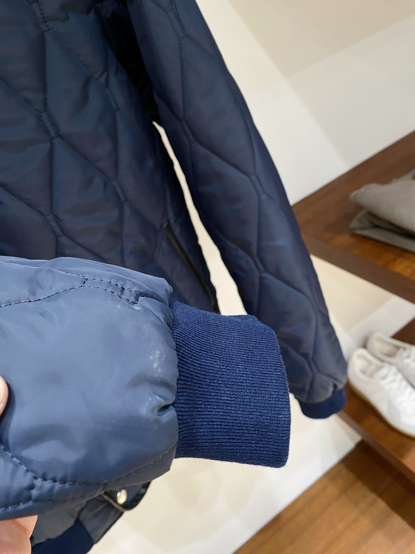 巴宝莉、2025最新款男士轻薄棉服、面料柔软舒适 ．上身版型超赞 ．拉链．辅料都是客供 、进口面料，轻便