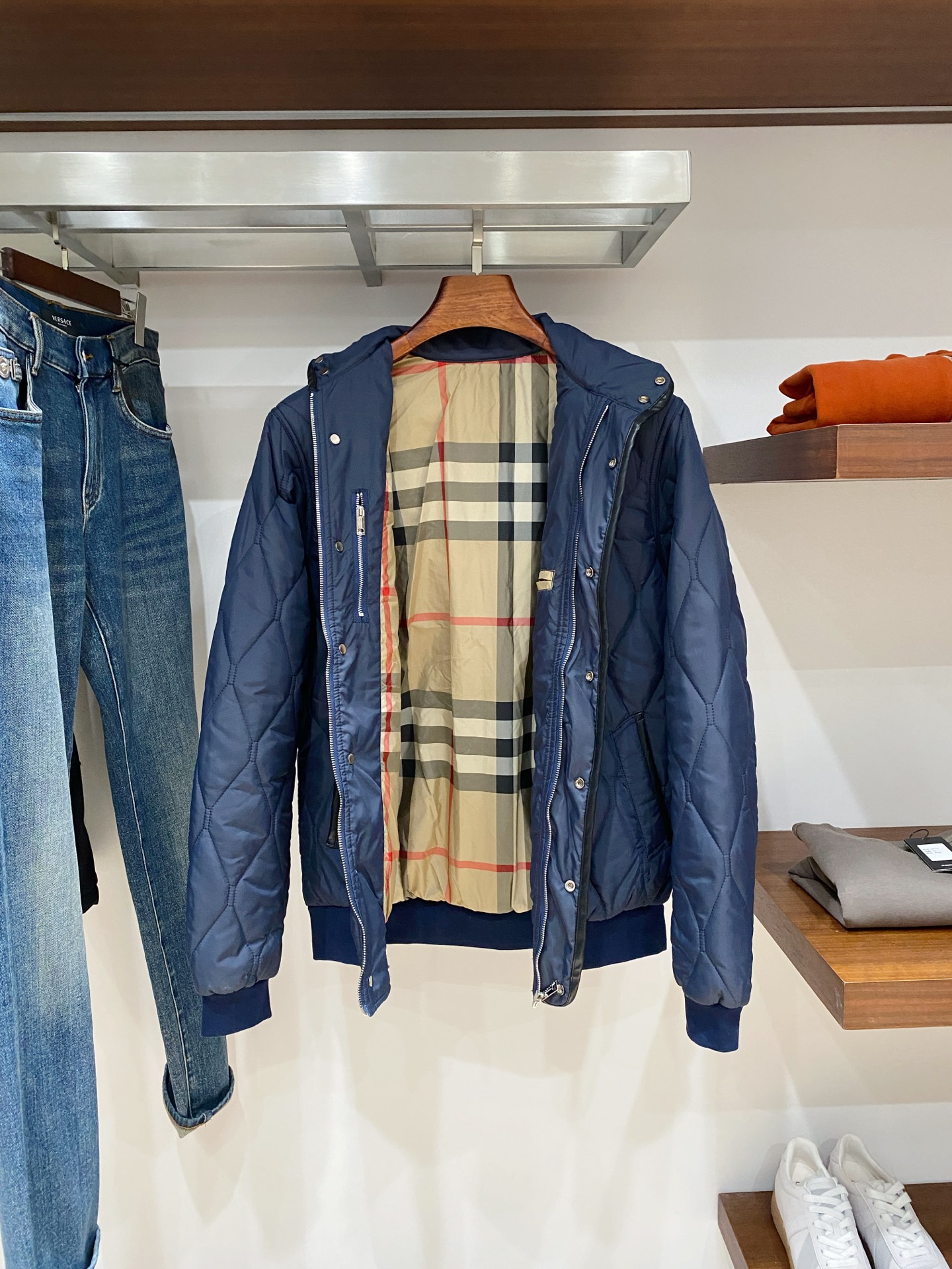 巴宝莉、2025最新款男士轻薄棉服、面料柔软舒适 ．上身版型超赞 ．拉链．辅料都是客供 、进口面料，轻便