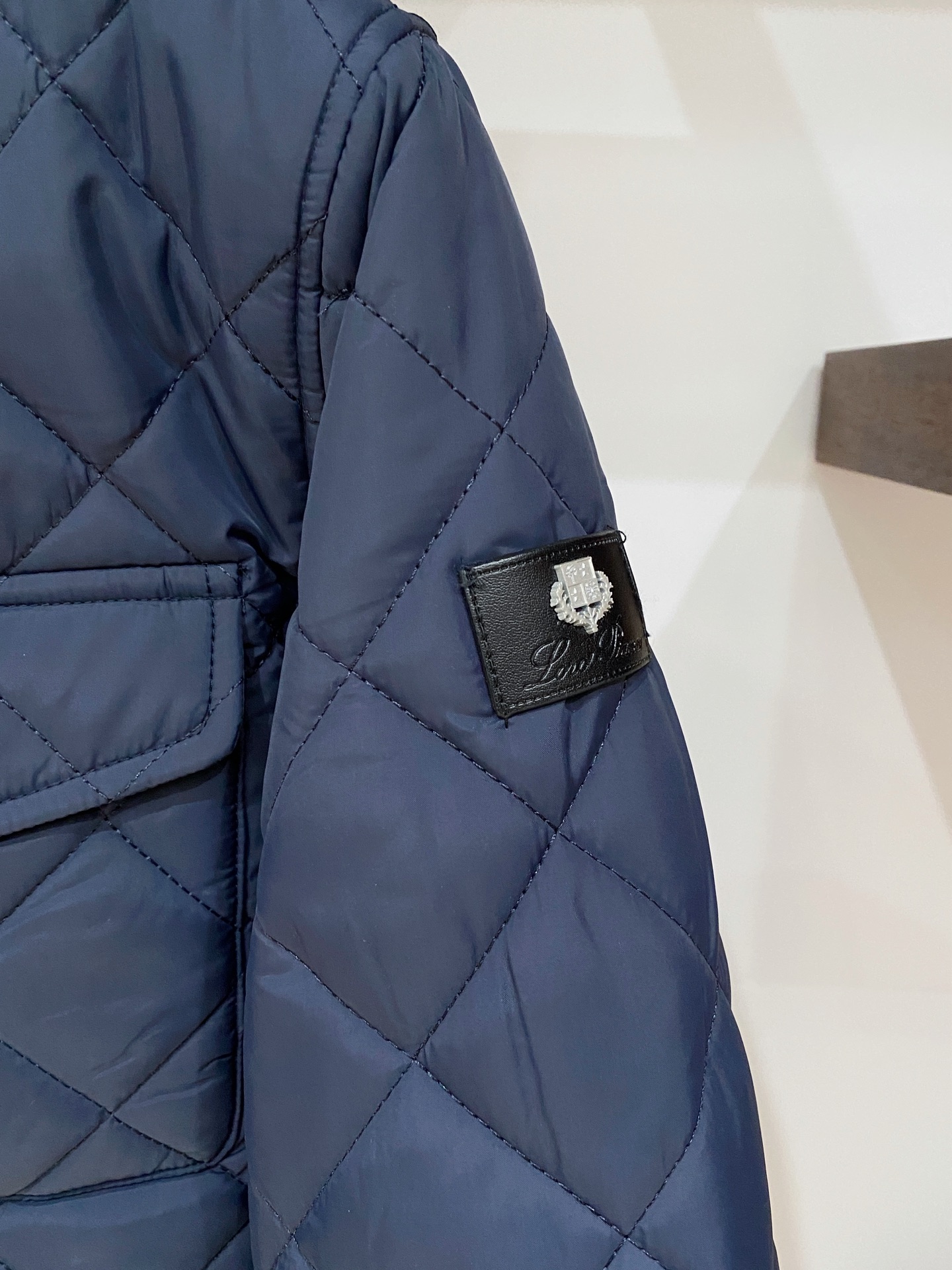 lP🆕、2025最新款男士轻薄棉服面料柔软舒适 ．上身版型超赞 ．拉链．辅料都是客供 、进口面料，轻便舒