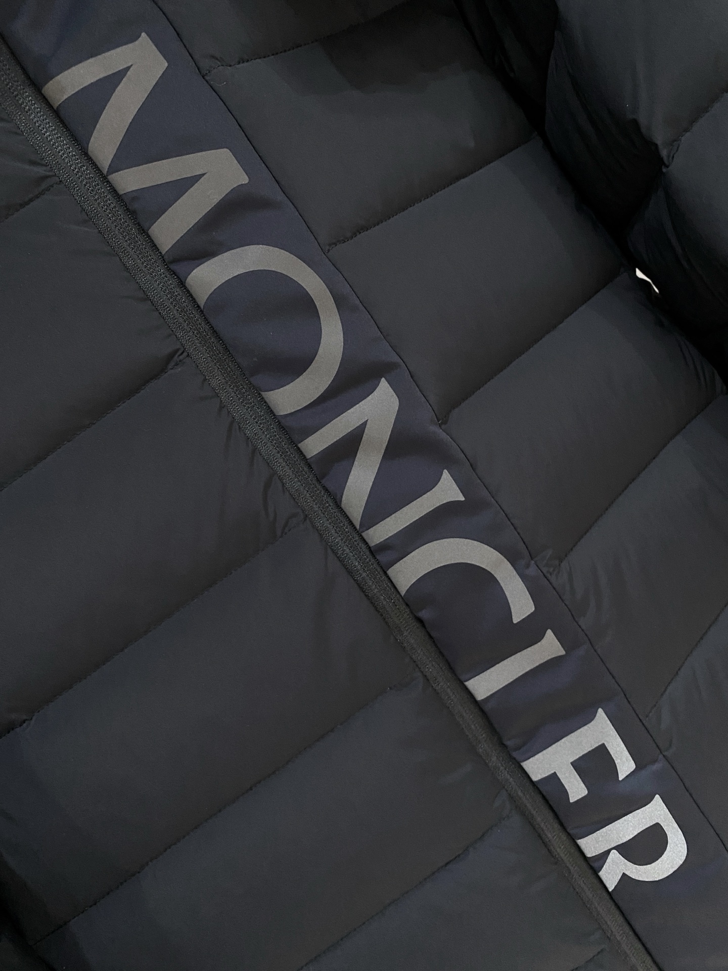 蒙口、2025最新款男士羽绒服、面料柔软舒适 ．上身版型超赞 ．拉链．辅料都是客供 、进口面料，轻便舒适