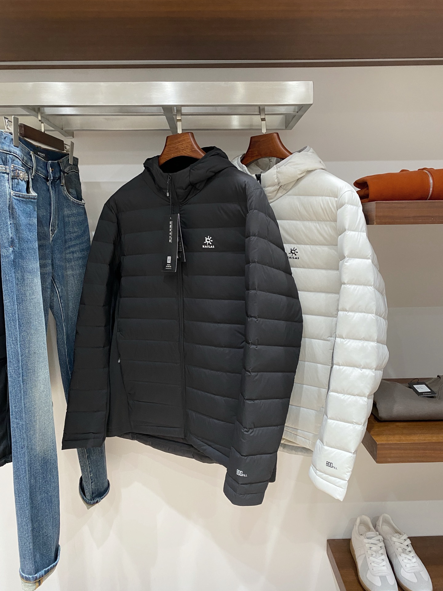 NO:690626,KAILAS fashion brand, 2025 latest men's lightweight down jacket, soft and comfortable fabric.  The upper body shape is awesome.  zipper.  The accessories are all custom-supplied and imported fabrics, which are light and comfortable, warm and stylish, simple and elegant!  Lightweight and warm, the best choice to keep out the cold in autumn and winter. Size S-XXL,, down jacket,19860909KAILAS 时尚潮牌、2025最新款男士轻薄羽绒服、面料柔软舒适 ．上身版型超赞 ．拉链．辅料都是客供 、进口面料,轻便舒适,保暖有型、简单大方款式！轻便保暖、秋冬御寒的最佳选择 码数S-XXL,,down jacket,,Men's clothing