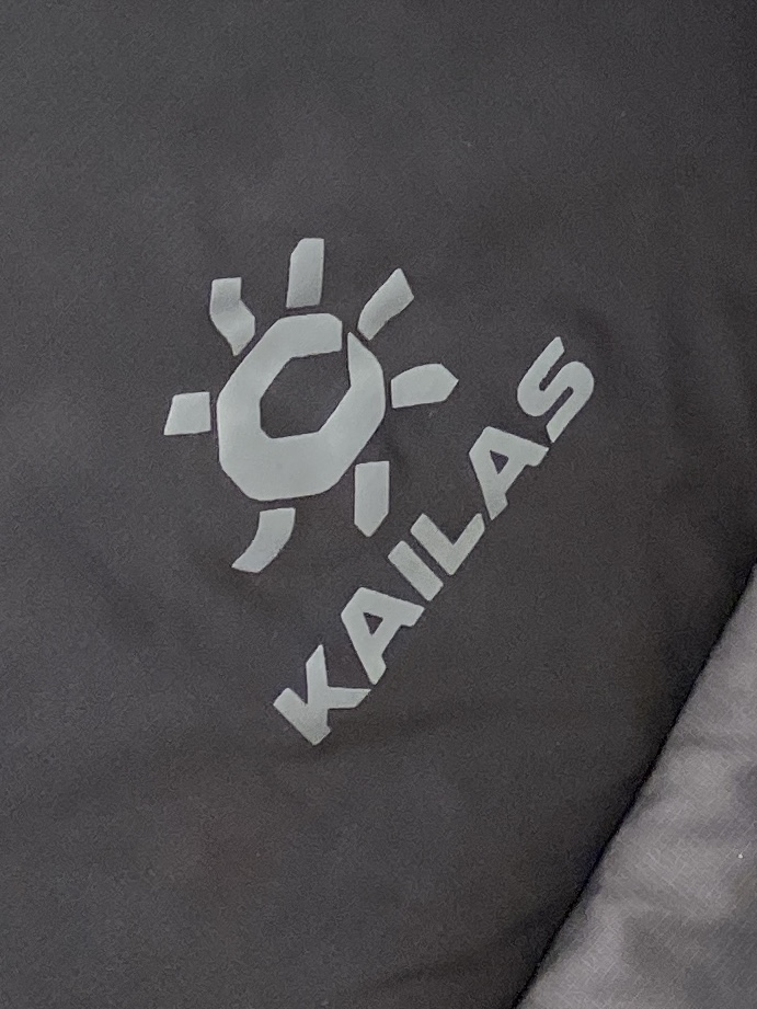 KAILAS 时尚潮牌、2025最新款男士轻薄羽绒服、面料柔软舒适 ．上身版型超赞 ．拉链．辅料都是客供