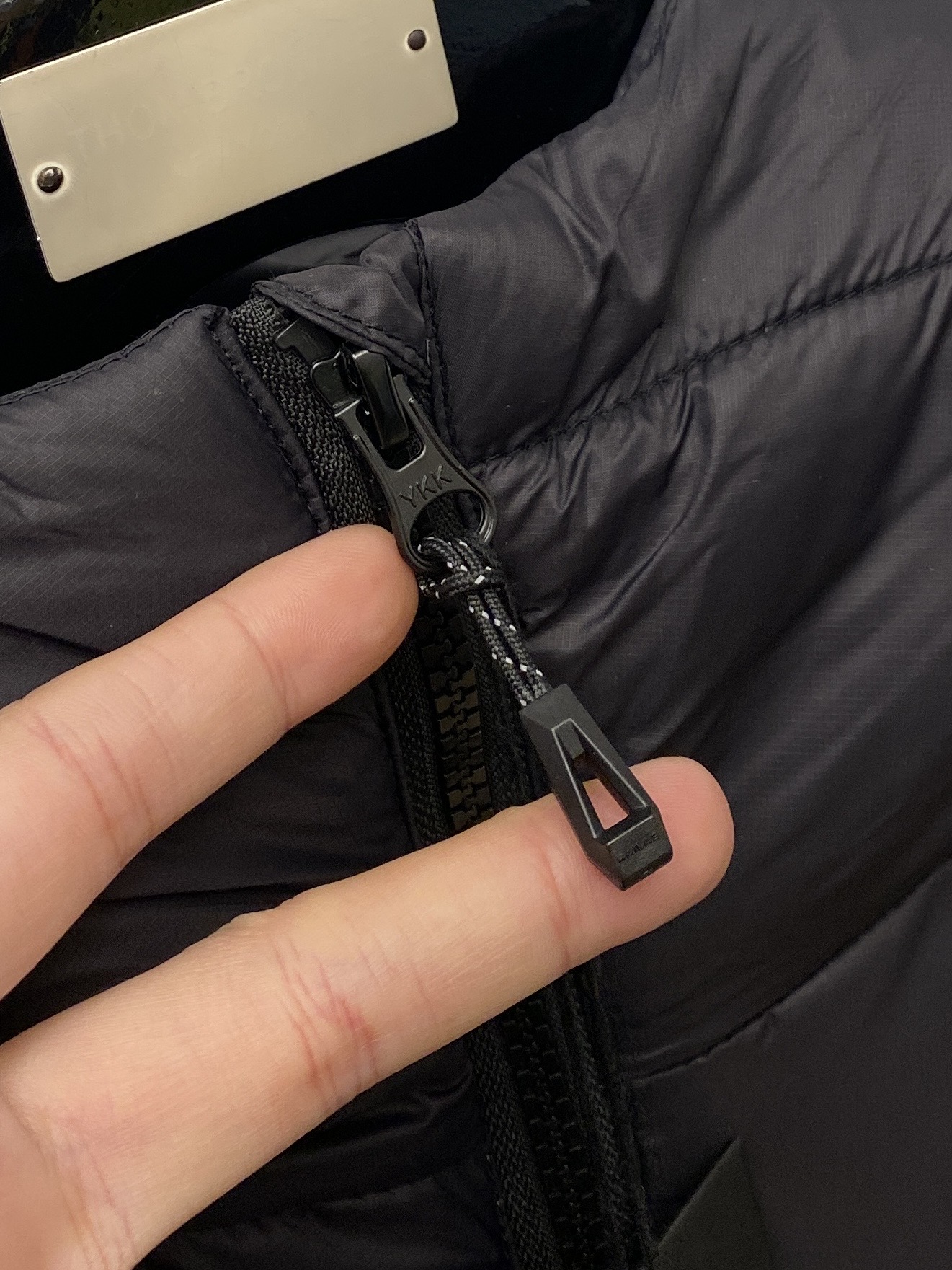 KAILAS 时尚潮牌、2025最新款男士轻薄羽绒服、面料柔软舒适 ．上身版型超赞 ．拉链．辅料都是客供