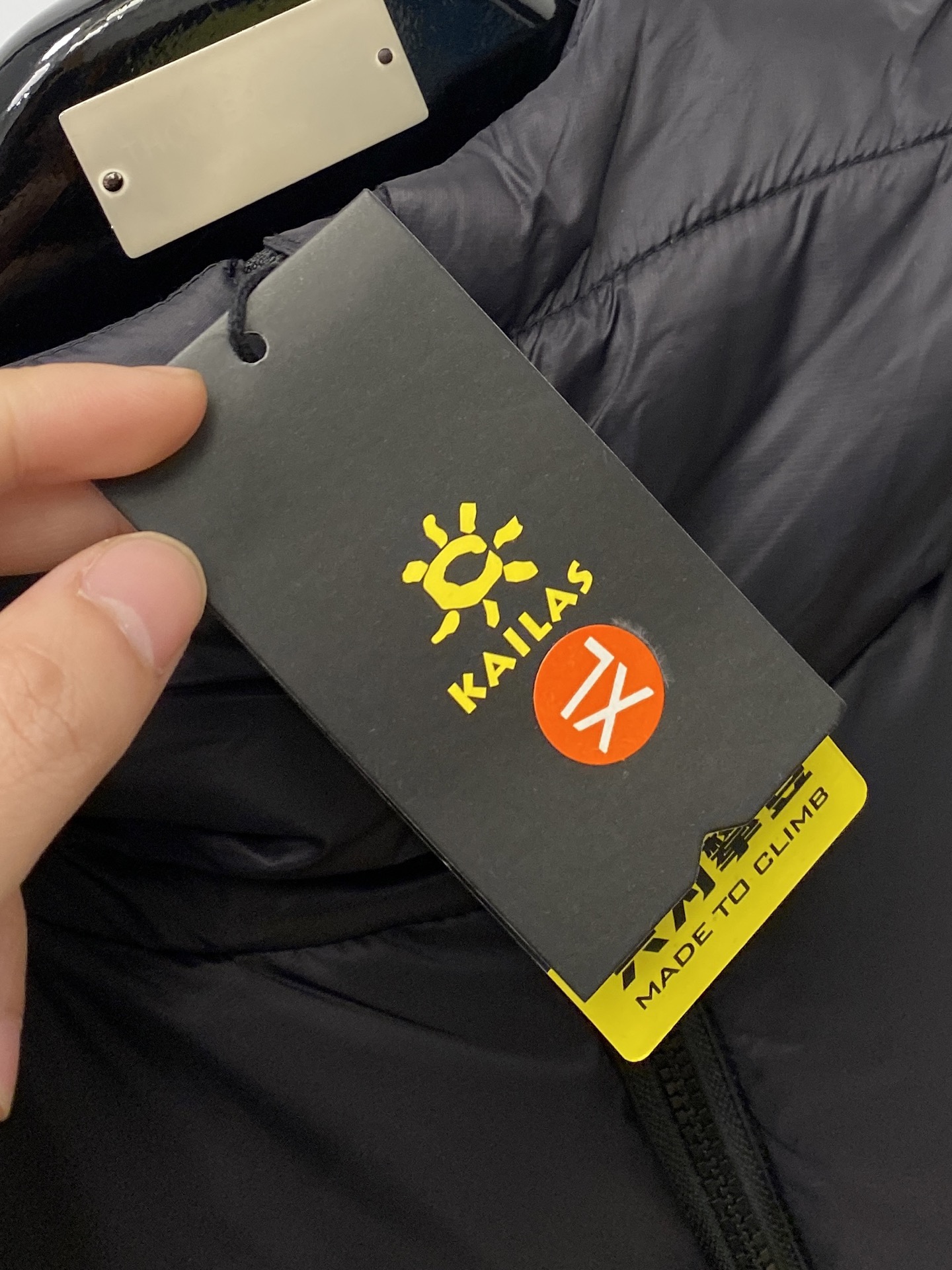 KAILAS 时尚潮牌、2025最新款男士轻薄羽绒服、面料柔软舒适 ．上身版型超赞 ．拉链．辅料都是客供