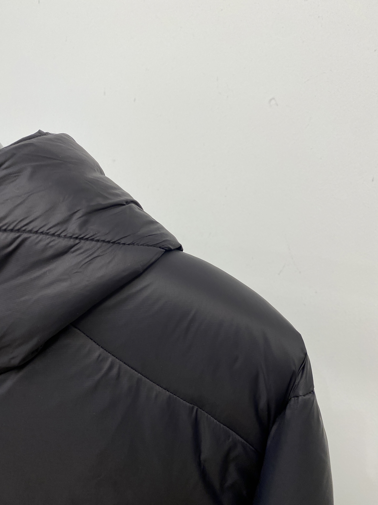 KAILAS 时尚潮牌、2025最新款男士轻薄羽绒服、面料柔软舒适 ．上身版型超赞 ．拉链．辅料都是客供