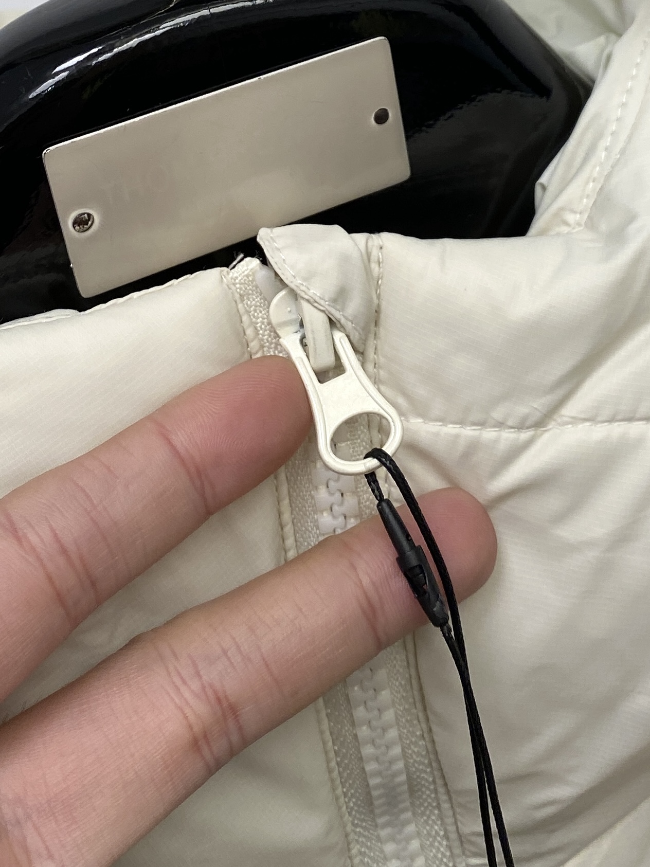 KAILAS 时尚潮牌、2025最新款男士轻薄羽绒服、面料柔软舒适 ．上身版型超赞 ．拉链．辅料都是客供