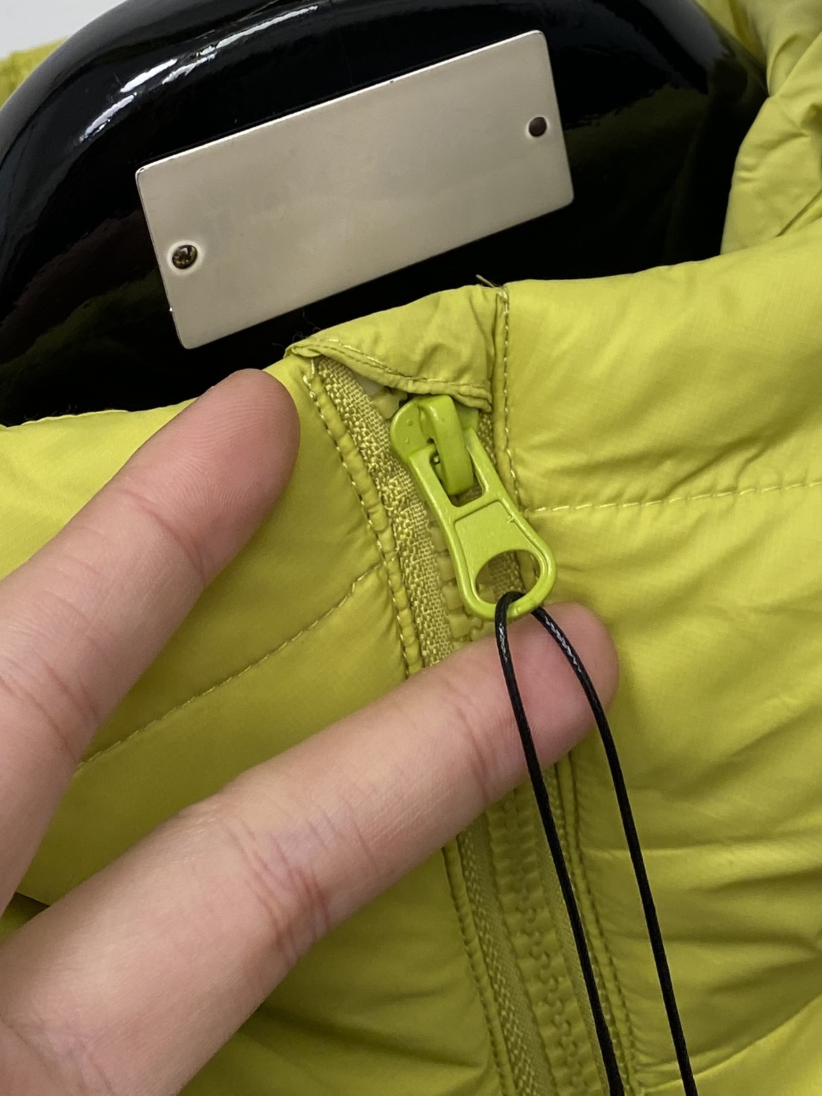 KAILAS 时尚潮牌、2025最新款男士轻薄羽绒服、面料柔软舒适 ．上身版型超赞 ．拉链．辅料都是客供