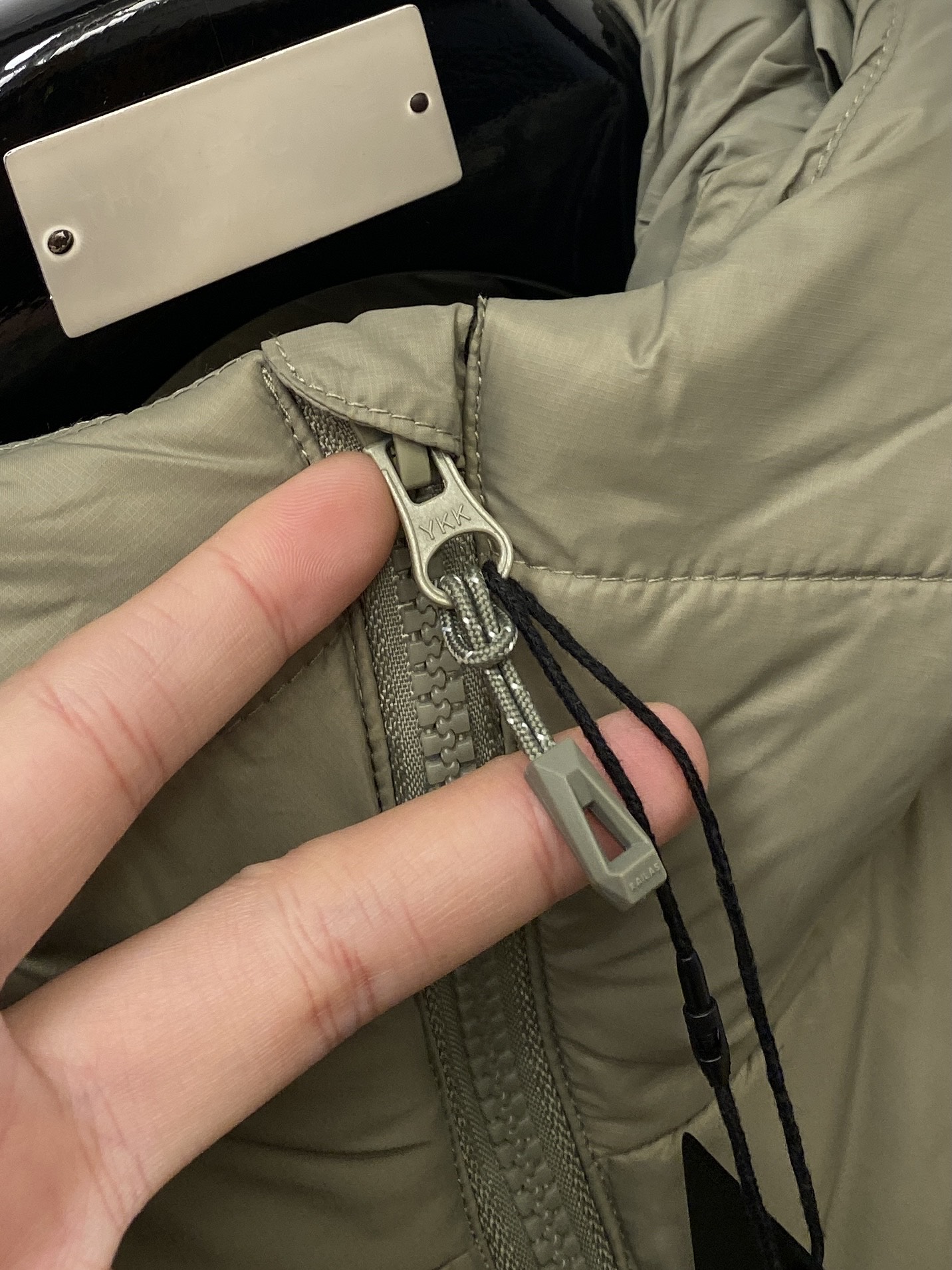 KAILAS 时尚潮牌、2025最新款男士轻薄羽绒服、面料柔软舒适 ．上身版型超赞 ．拉链．辅料都是客供