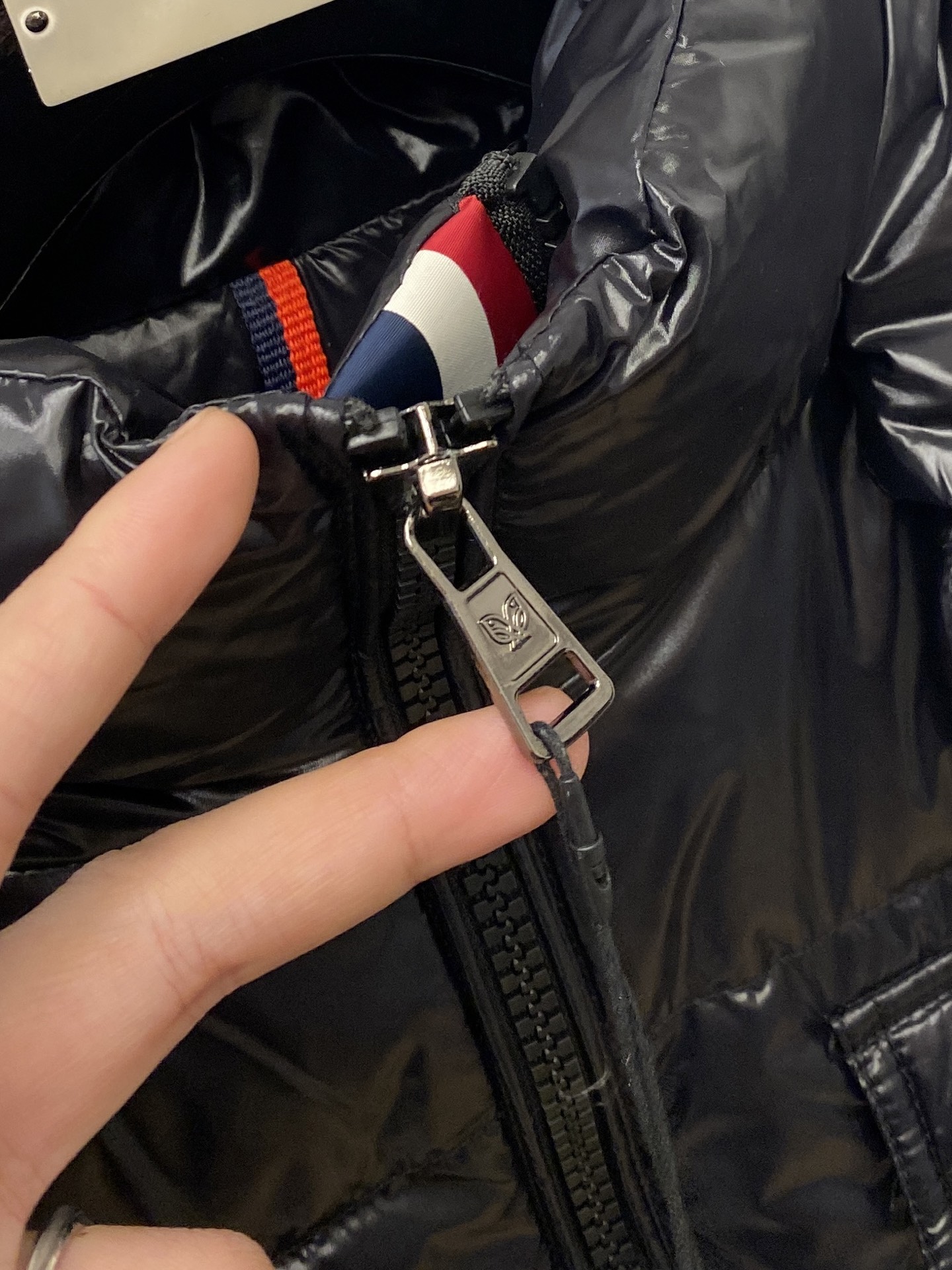 蒙口、2025最新款男士轻薄羽绒服、面料柔软舒适 ．上身版型超赞 ．拉链．辅料都是客供 、进口面料，轻便