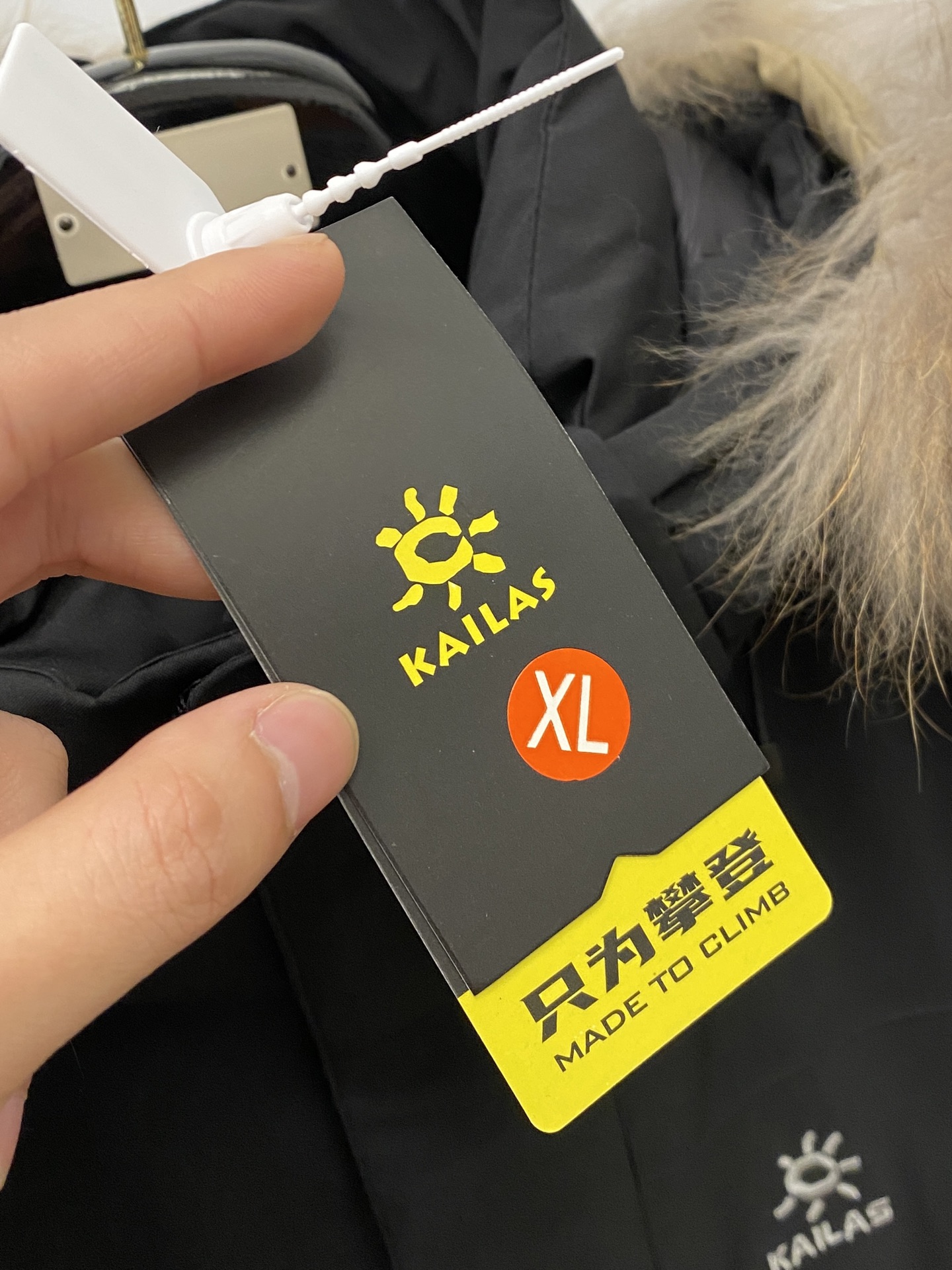 KAILAS 时尚潮牌、2025最新中长款男士轻薄羽绒夹克、面料柔软舒适 ．上身版型超赞 ．拉链．辅料都