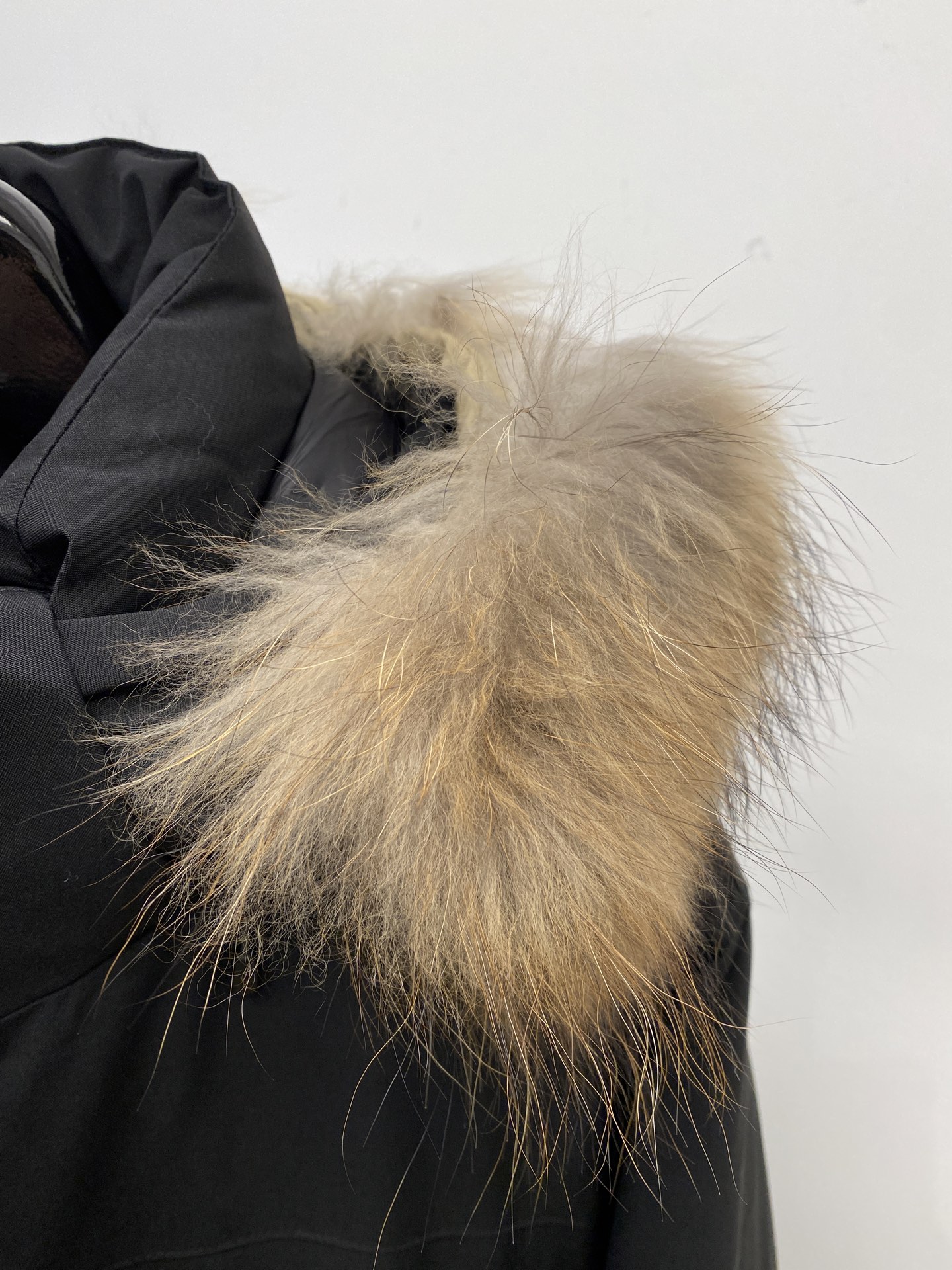 KAILAS 时尚潮牌、2025最新中长款男士轻薄羽绒夹克、面料柔软舒适 ．上身版型超赞 ．拉链．辅料都