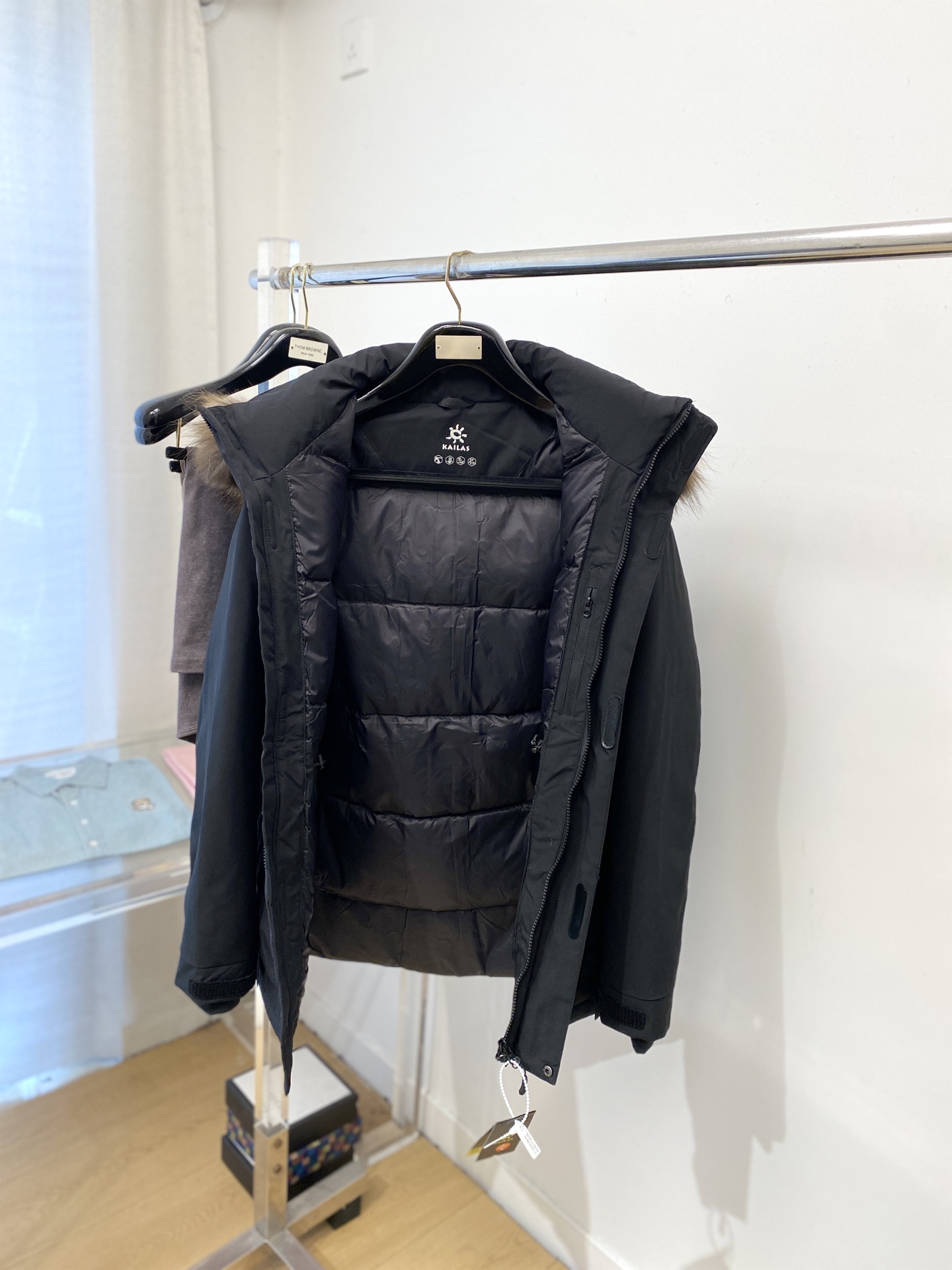 KAILAS 时尚潮牌、2025最新中长款男士轻薄羽绒夹克、面料柔软舒适 ．上身版型超赞 ．拉链．辅料都