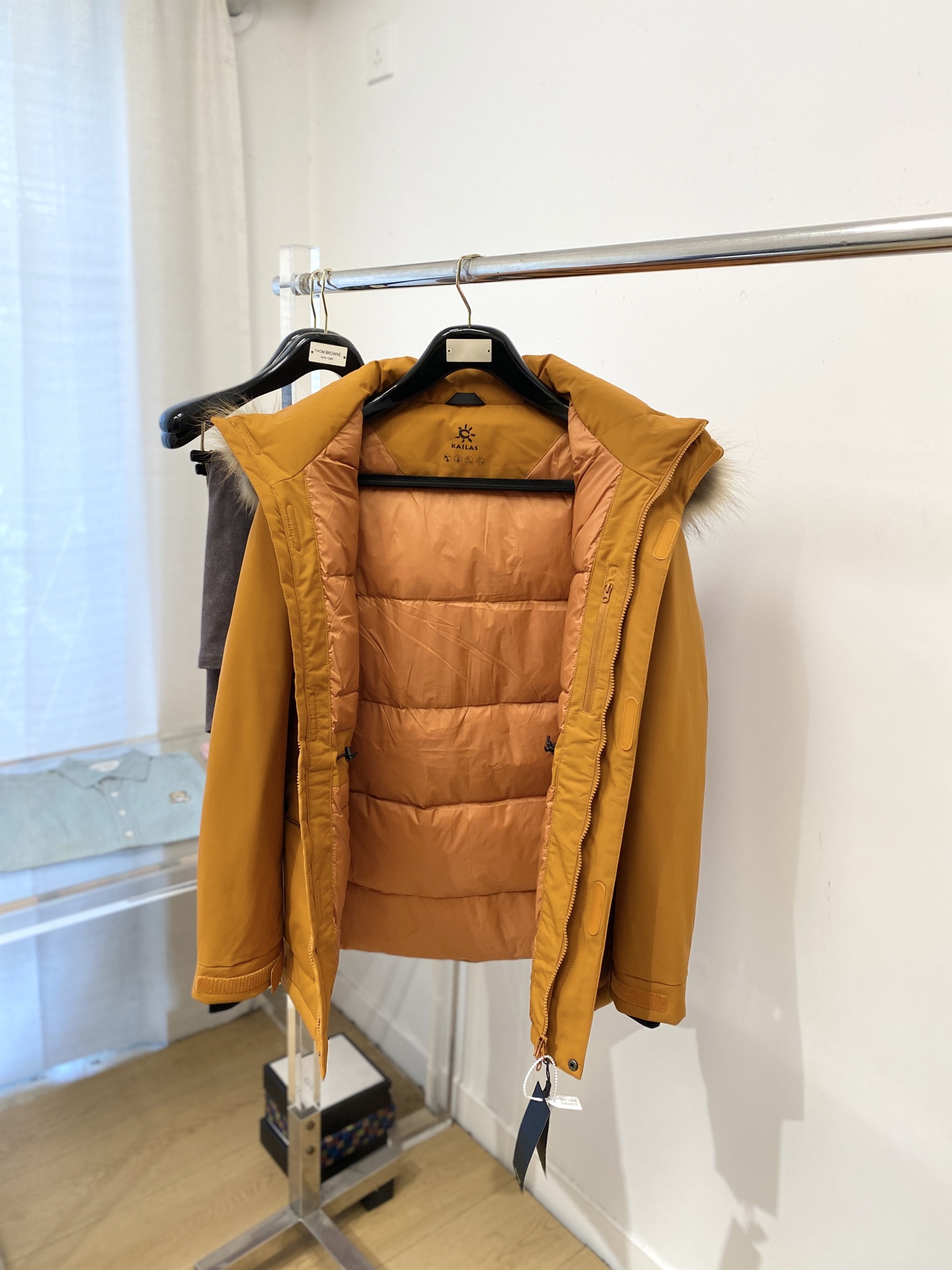 KAILAS 时尚潮牌、2025最新中长款男士轻薄羽绒夹克、面料柔软舒适 ．上身版型超赞 ．拉链．辅料都