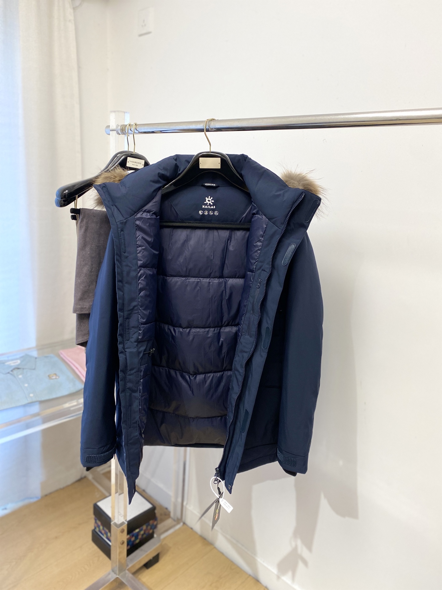 KAILAS 时尚潮牌、2025最新中长款男士轻薄羽绒夹克、面料柔软舒适 ．上身版型超赞 ．拉链．辅料都