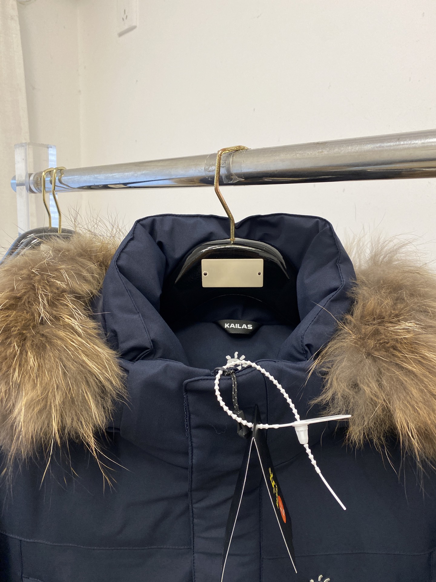 KAILAS 时尚潮牌、2025最新中长款男士轻薄羽绒夹克、面料柔软舒适 ．上身版型超赞 ．拉链．辅料都