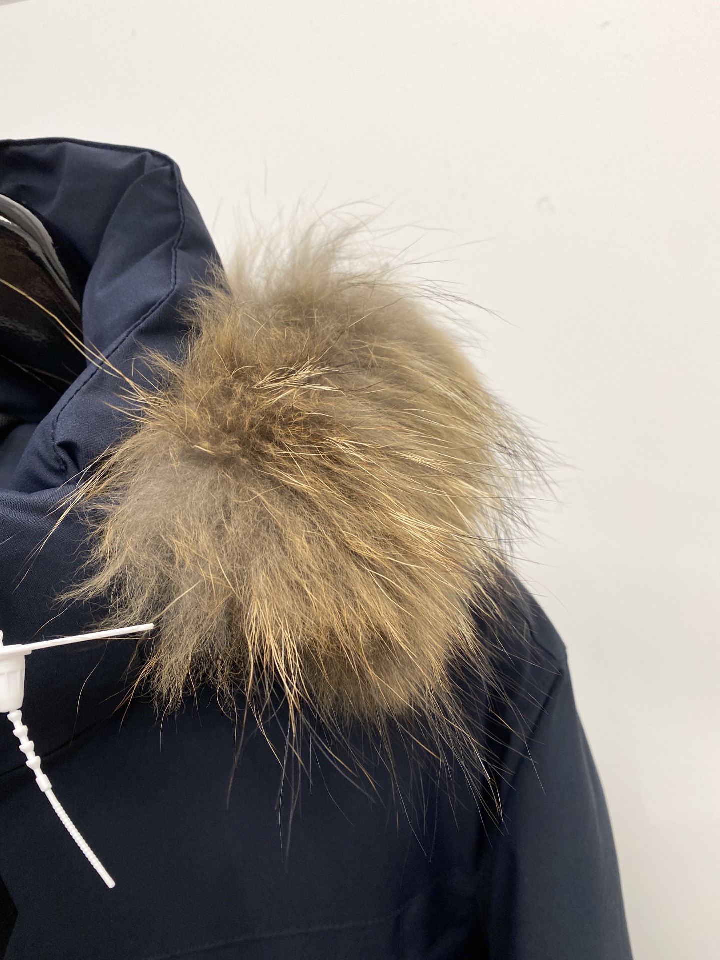 KAILAS 时尚潮牌、2025最新中长款男士轻薄羽绒夹克、面料柔软舒适 ．上身版型超赞 ．拉链．辅料都