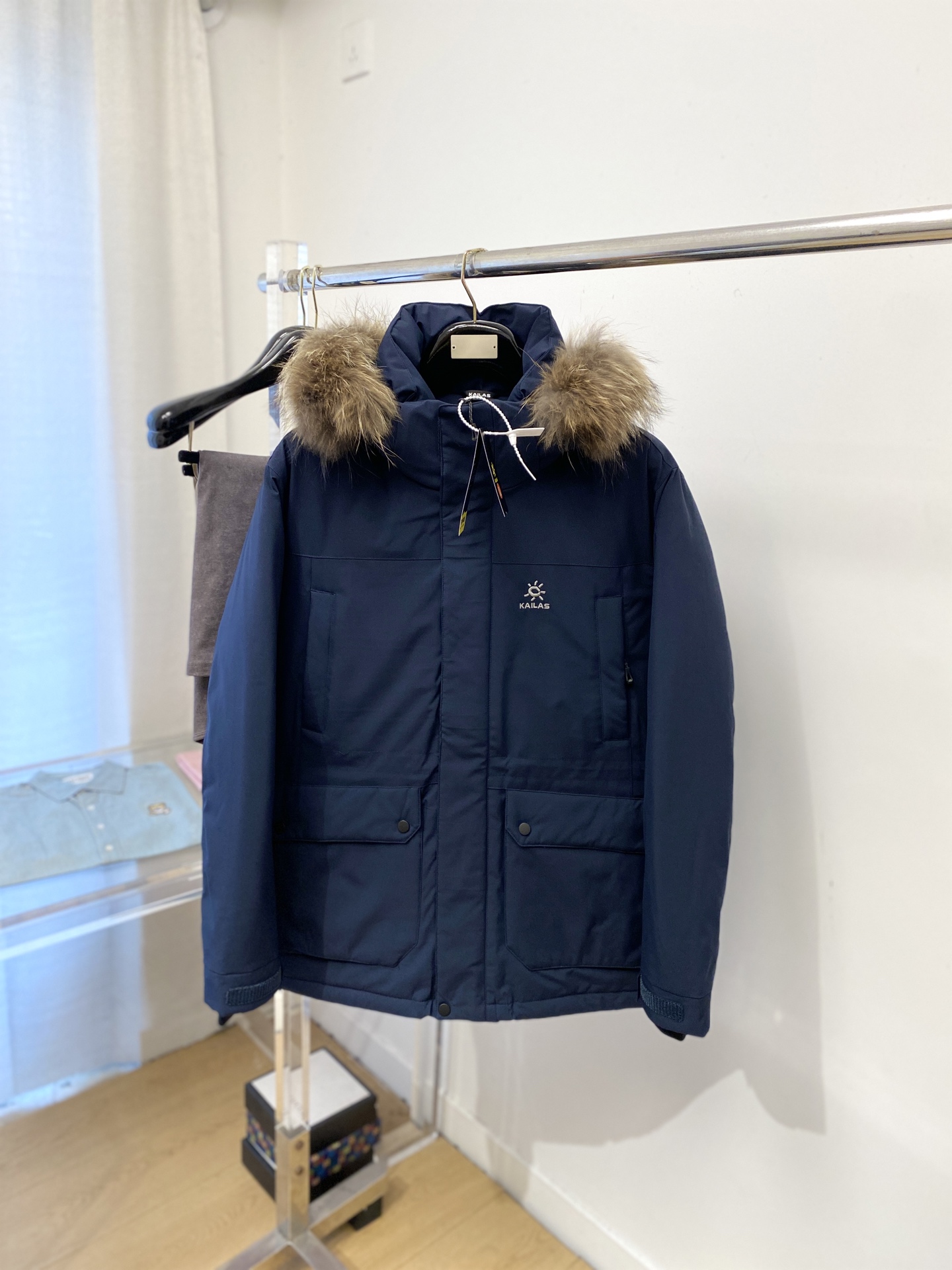 KAILAS 时尚潮牌、2025最新中长款男士轻薄羽绒夹克、面料柔软舒适 ．上身版型超赞 ．拉链．辅料都