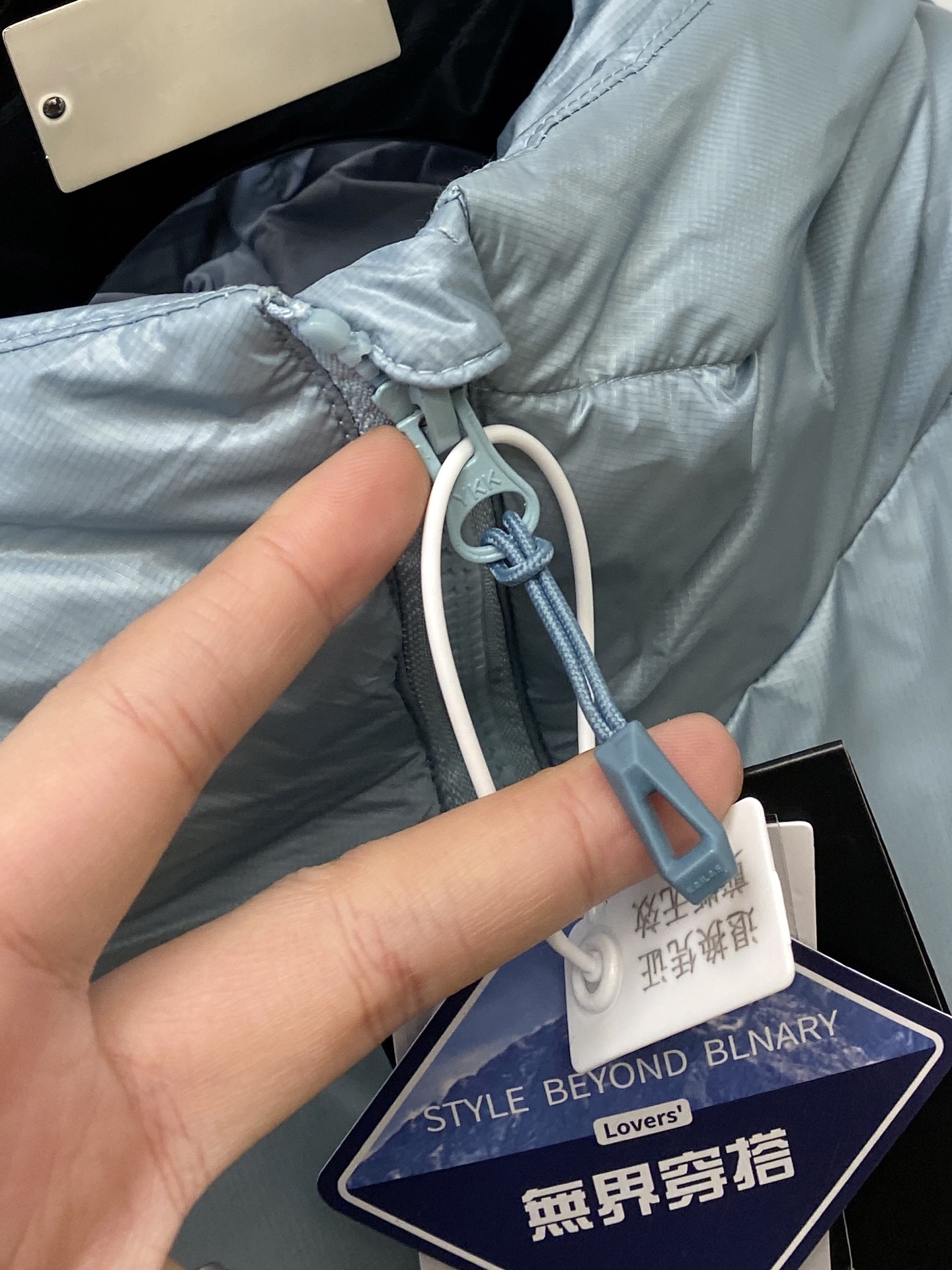 ￼ KAILAS 时尚潮牌、2025最新款男士轻薄羽绒服、面料柔软舒适 ．上身版型超赞 ．拉链．辅料都是