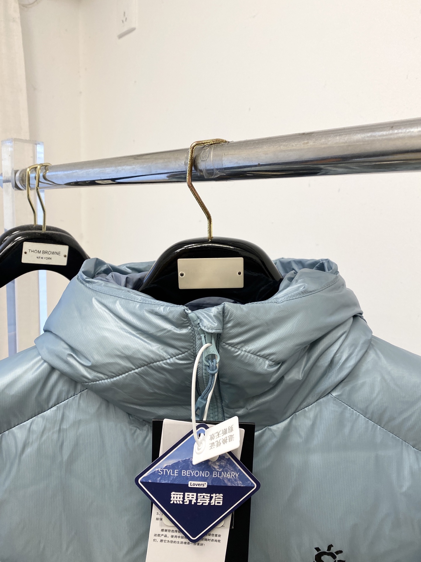 ￼ KAILAS 时尚潮牌、2025最新款男士轻薄羽绒服、面料柔软舒适 ．上身版型超赞 ．拉链．辅料都是