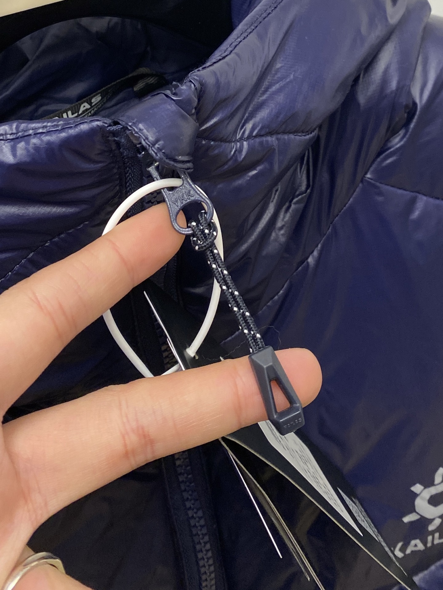 KAILAS 时尚潮牌、2025最新款男士轻薄羽绒服、面料柔软舒适 ．上身版型超赞 ．拉链．辅料都是客供