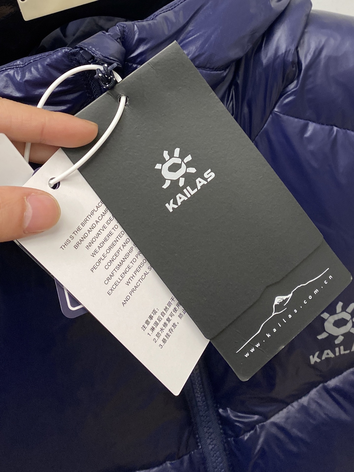 KAILAS 时尚潮牌、2025最新款男士轻薄羽绒服、面料柔软舒适 ．上身版型超赞 ．拉链．辅料都是客供