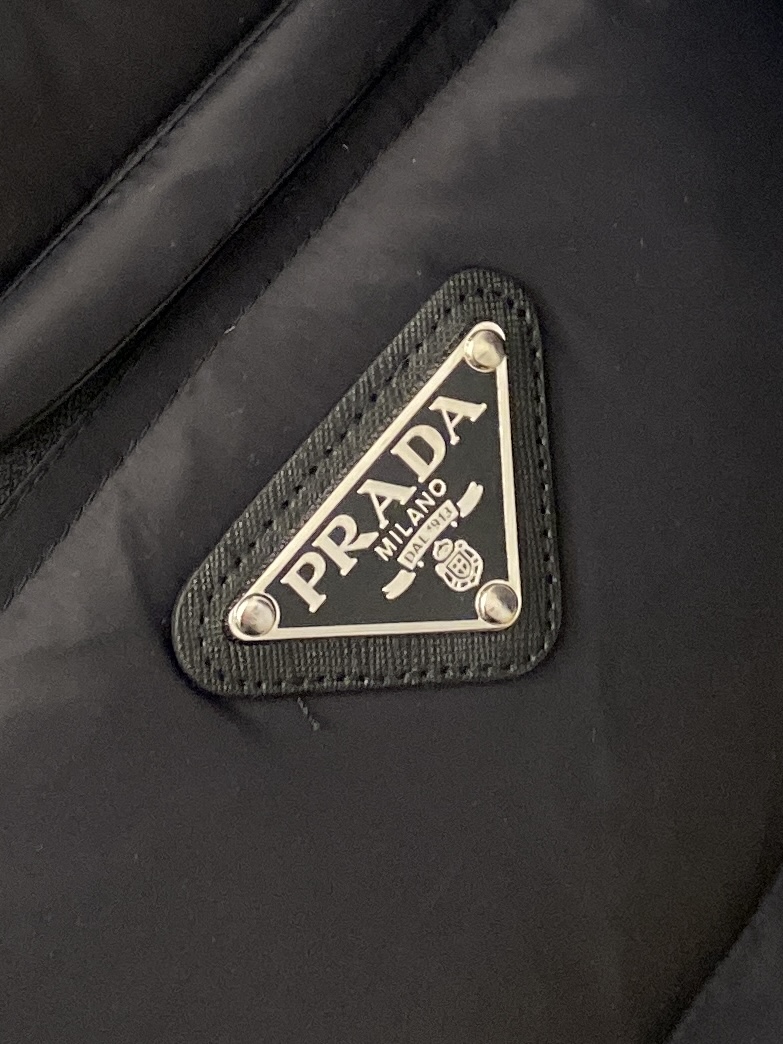 普拉达、2025最新款男士轻薄羽绒服、面料柔软舒适 ．上身版型超赞 ．拉链．辅料都是客供 、进口面料，轻