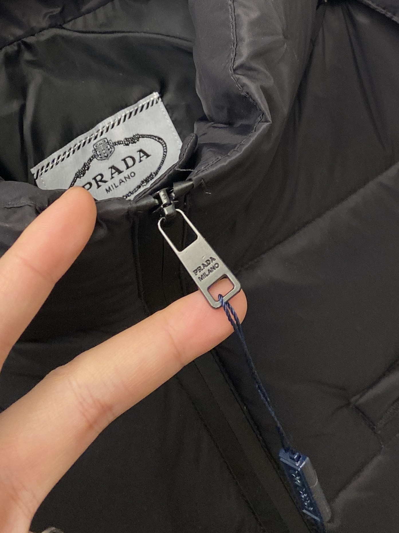 普拉达、2025最新款男士轻薄羽绒服、面料柔软舒适 ．上身版型超赞 ．拉链．辅料都是客供 、进口面料，轻