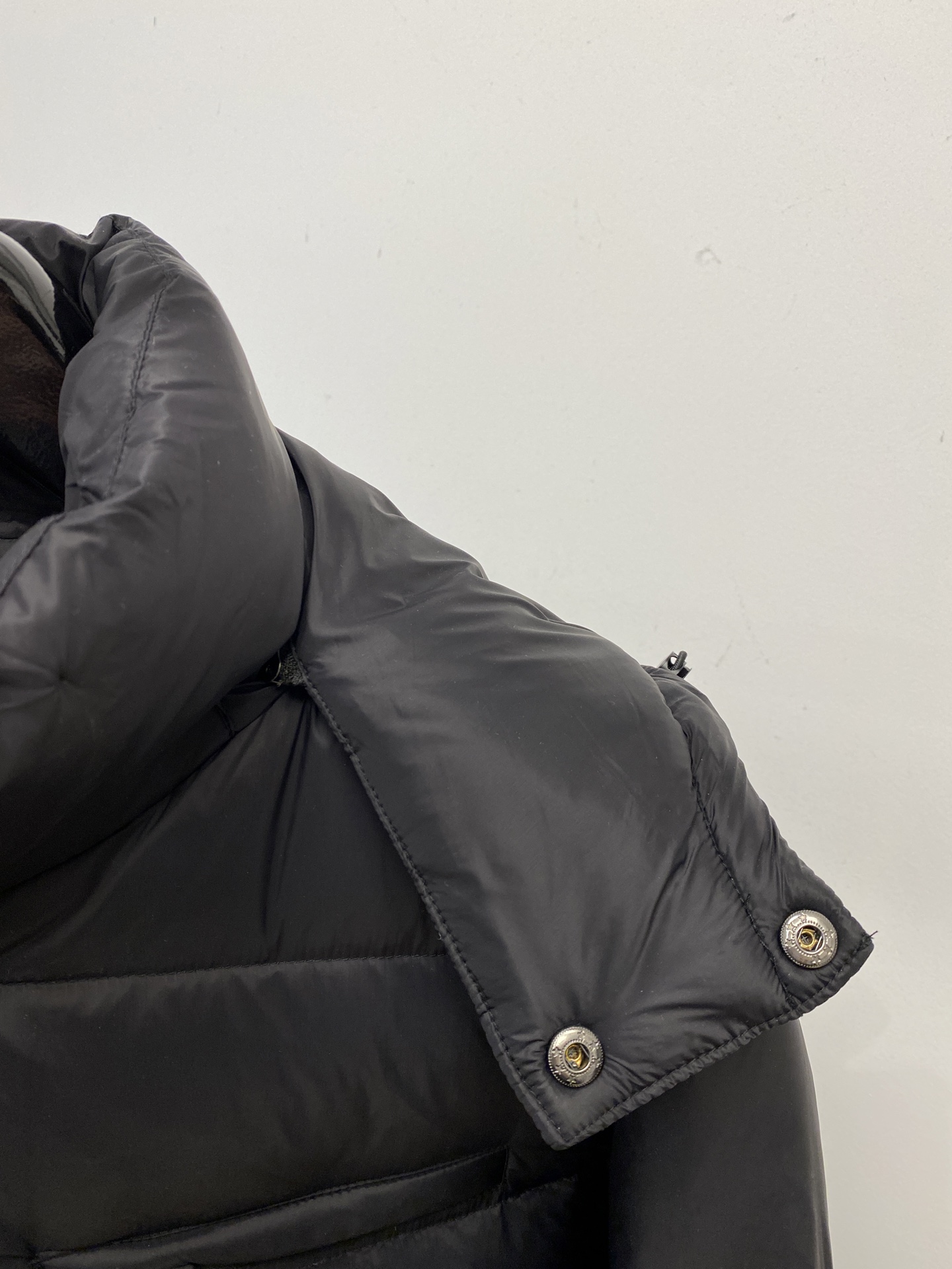 普拉达、2025最新款男士轻薄羽绒服、面料柔软舒适 ．上身版型超赞 ．拉链．辅料都是客供 、进口面料，轻