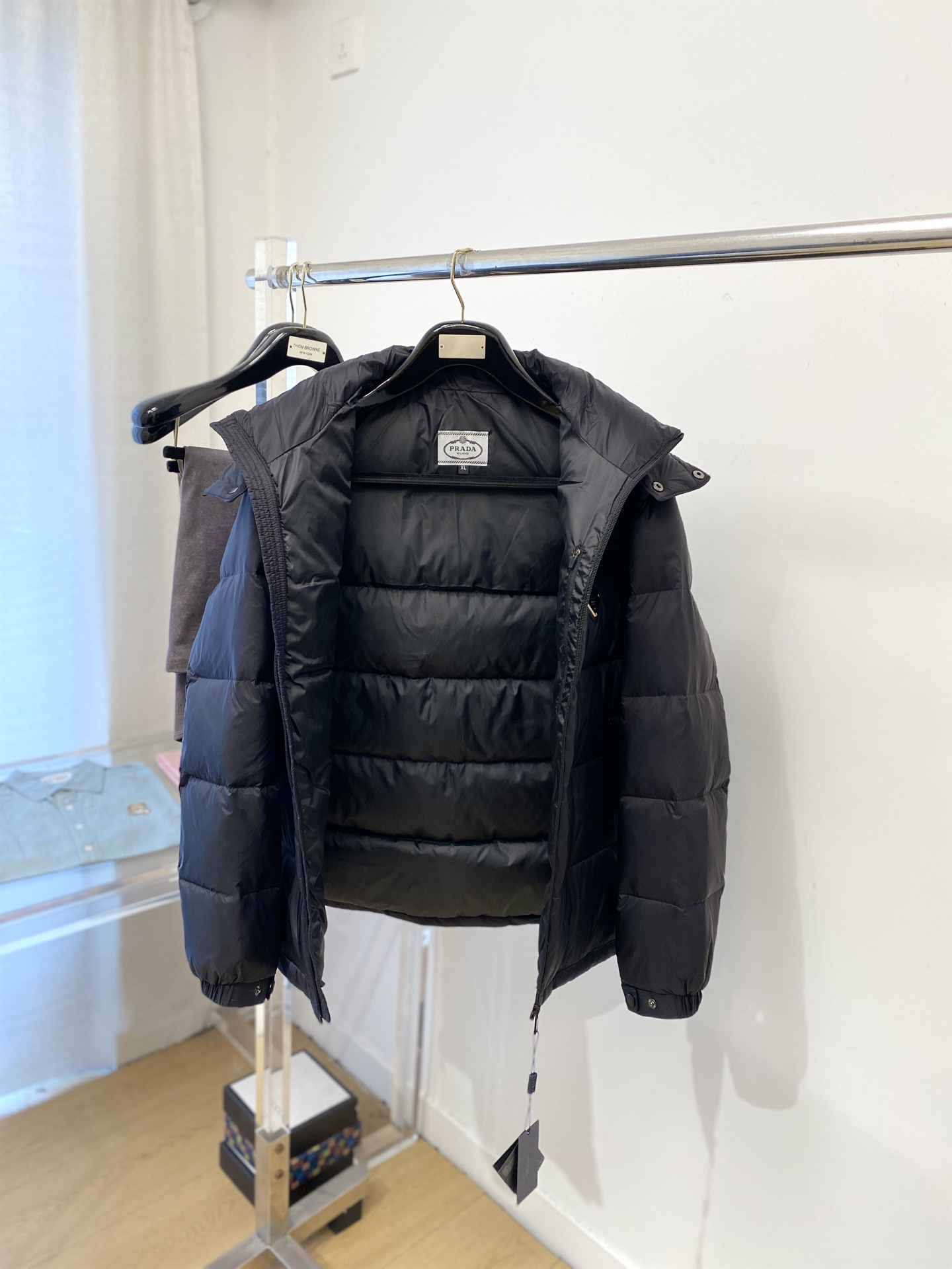 普拉达、2025最新款男士轻薄羽绒服、面料柔软舒适 ．上身版型超赞 ．拉链．辅料都是客供 、进口面料，轻