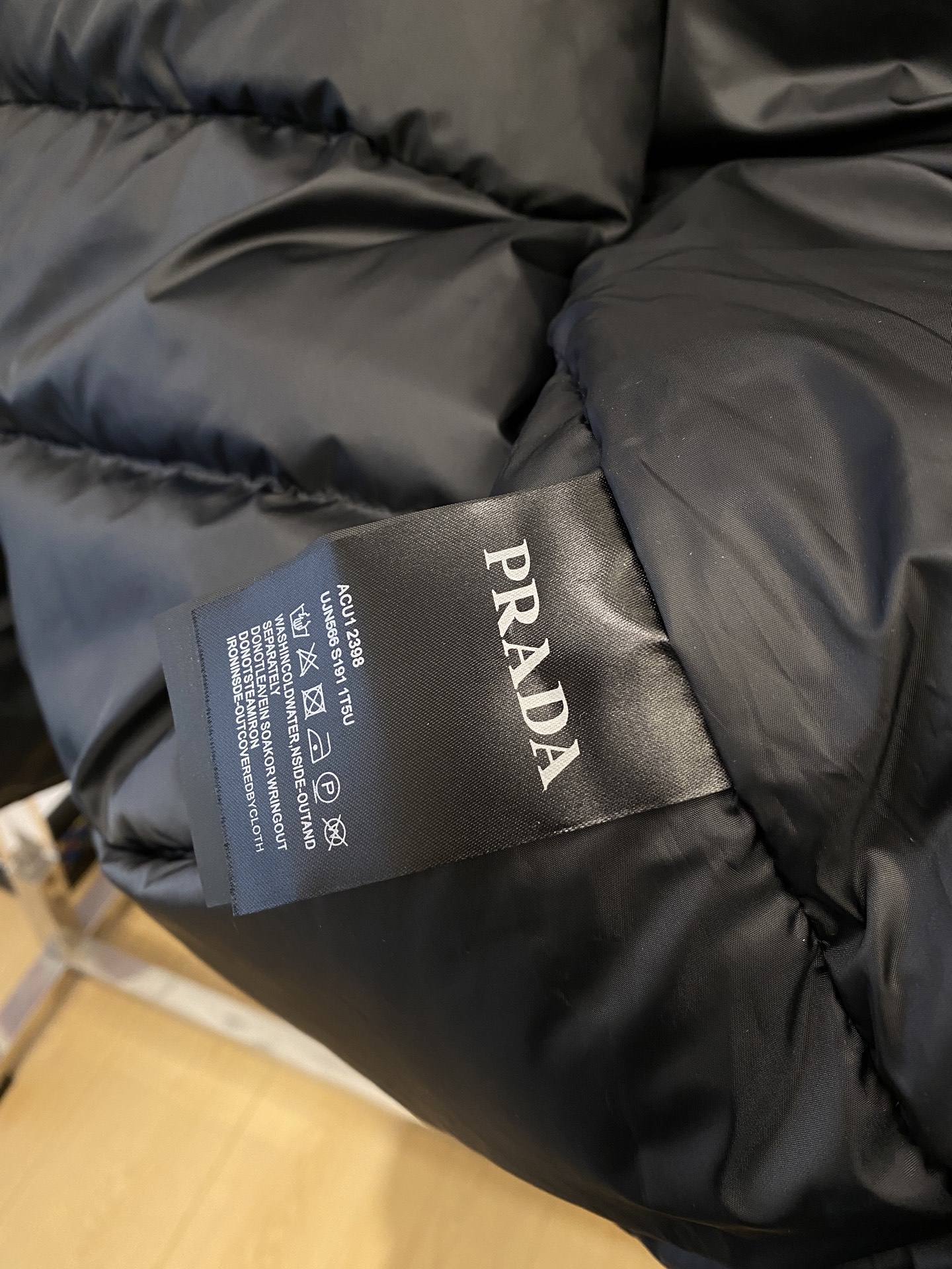 普拉达、2025最新款男士轻薄羽绒服、面料柔软舒适 ．上身版型超赞 ．拉链．辅料都是客供 、进口面料，轻