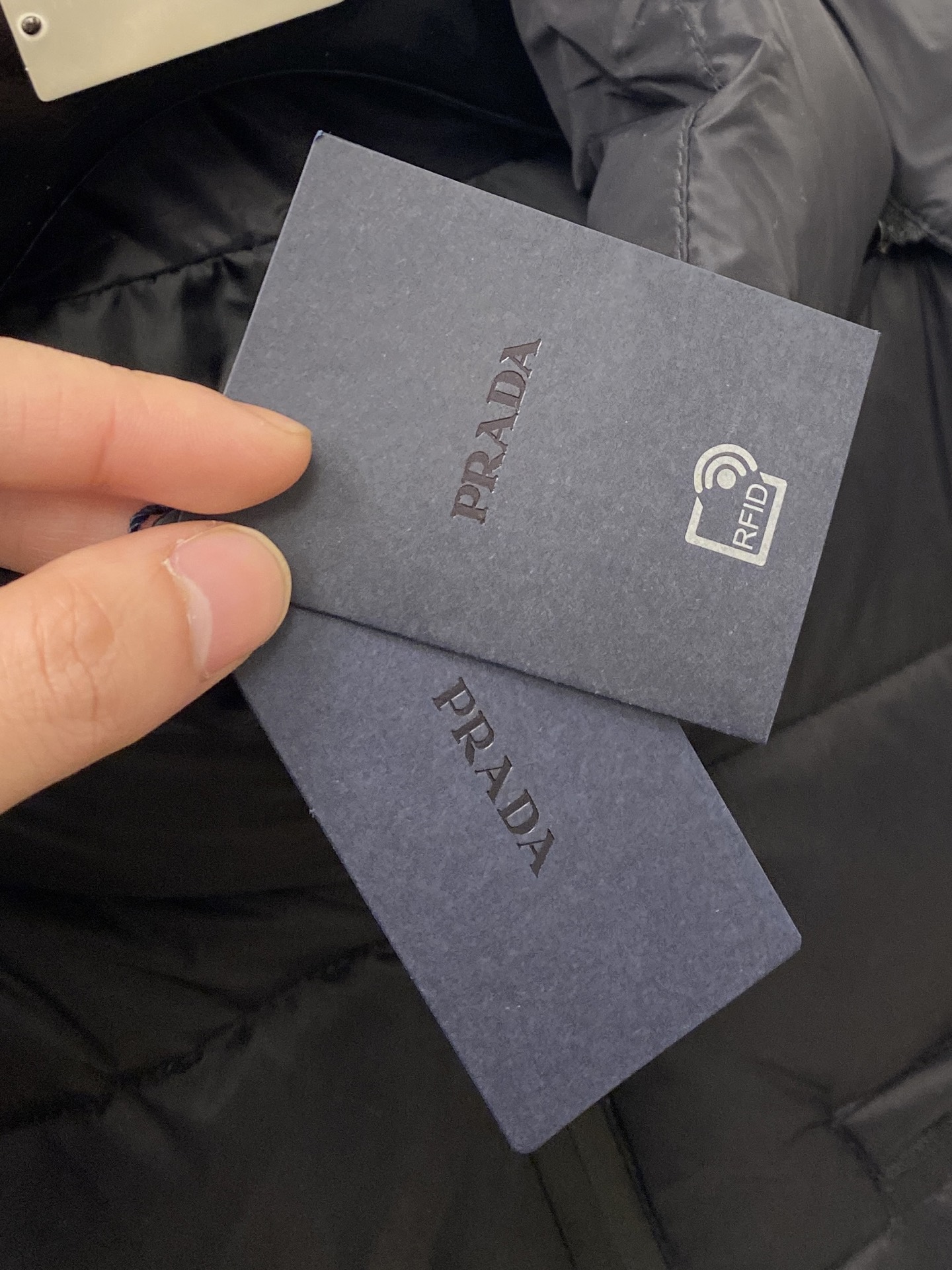 普拉达、2025最新款男士轻薄羽绒服、面料柔软舒适 ．上身版型超赞 ．拉链．辅料都是客供 、进口面料，轻