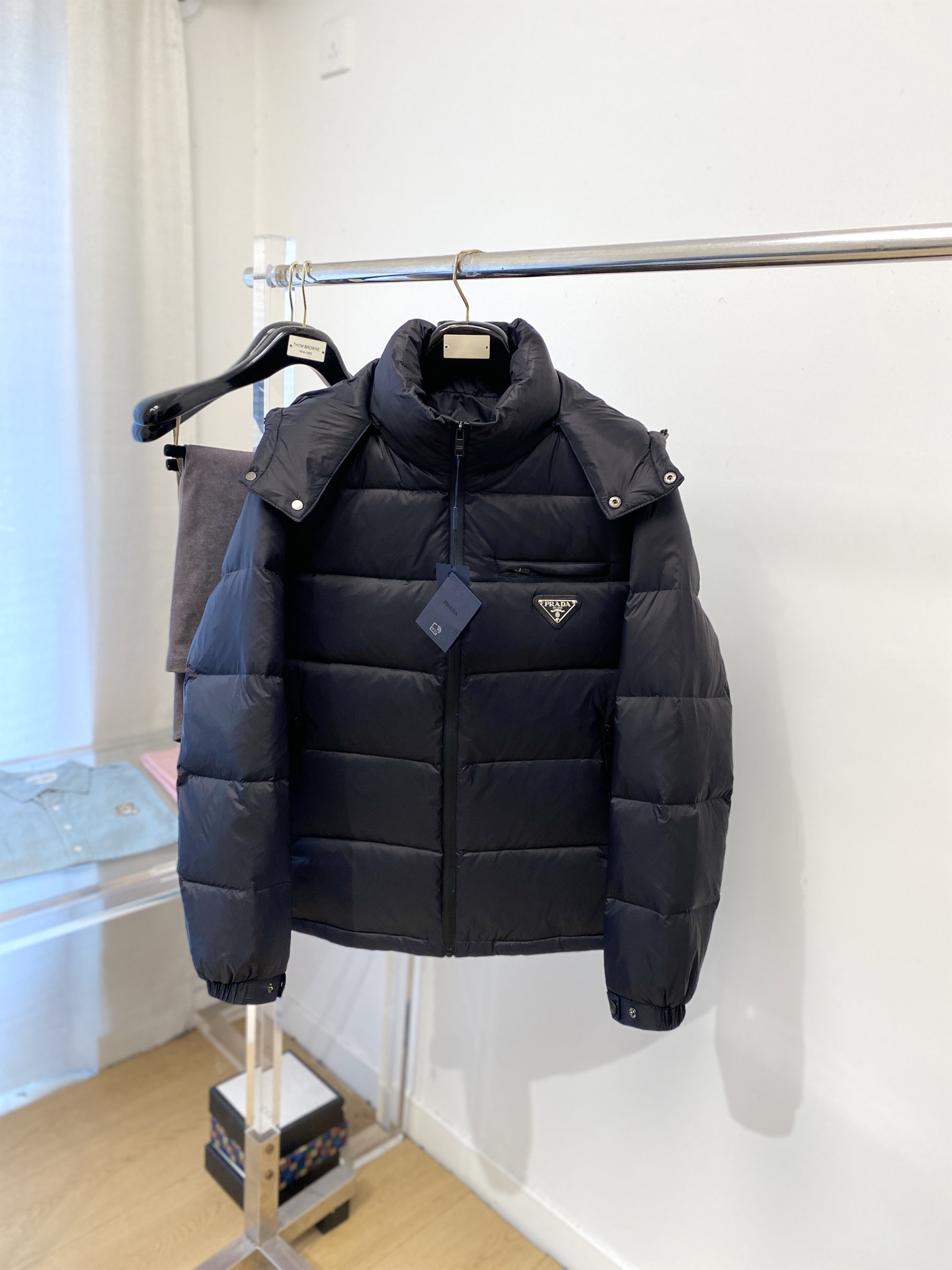 普拉达、2025最新款男士轻薄羽绒服、面料柔软舒适 ．上身版型超赞 ．拉链．辅料都是客供 、进口面料，轻