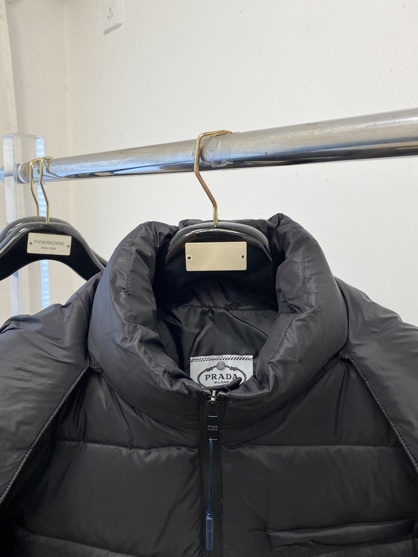 普拉达、2025最新款男士轻薄羽绒服、面料柔软舒适 ．上身版型超赞 ．拉链．辅料都是客供 、进口面料，轻