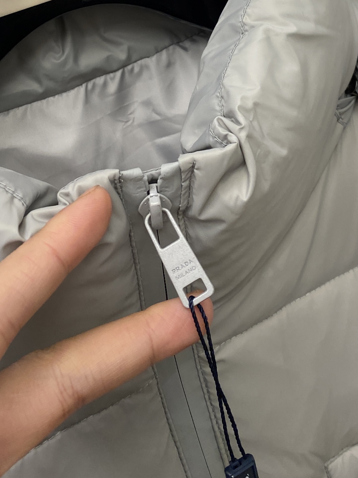 普拉达、2025最新款男士轻薄羽绒服、面料柔软舒适 ．上身版型超赞 ．拉链．辅料都是客供 、进口面料，轻